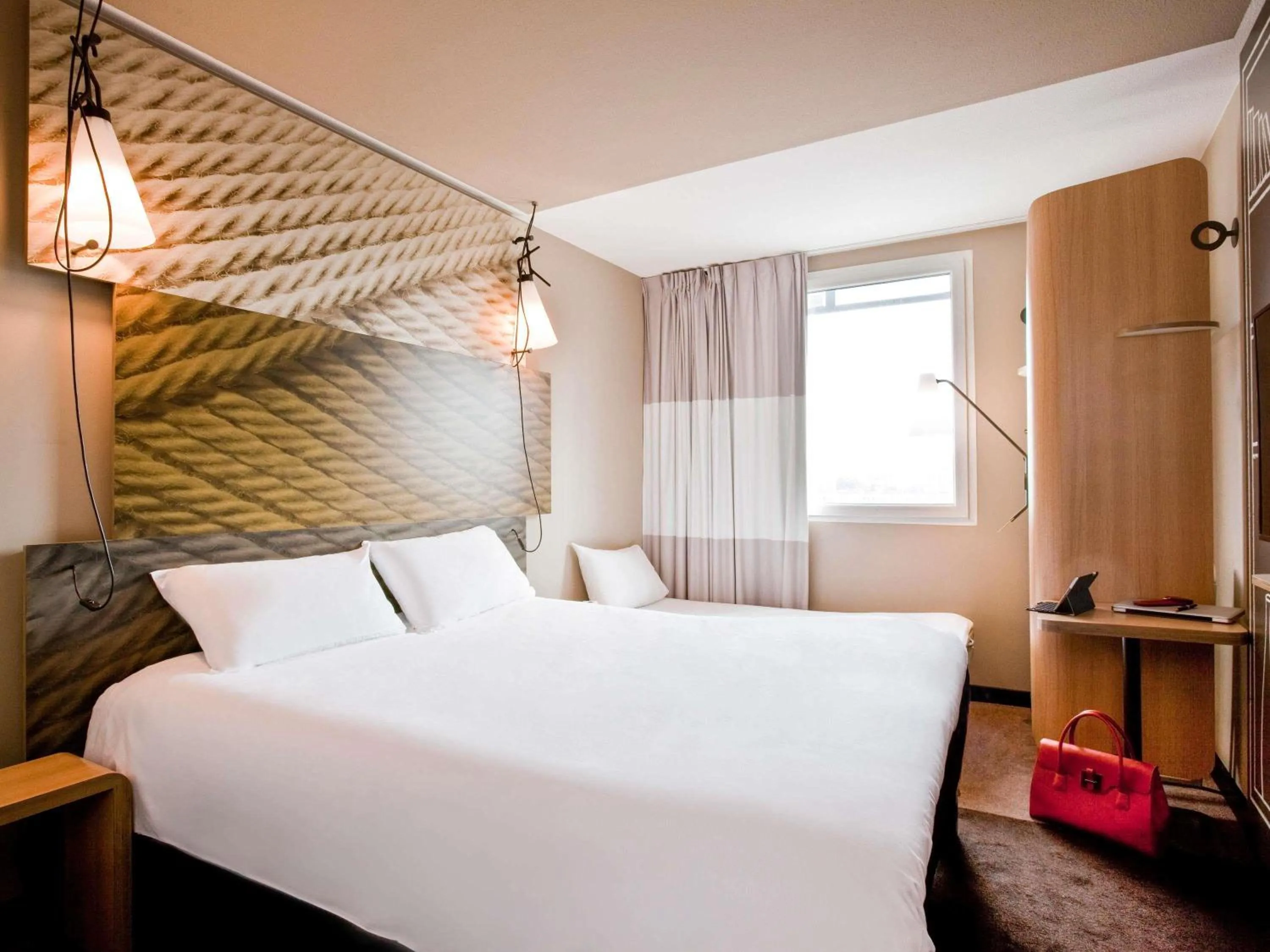 Comfort Room with a Double Bed and a Single Bed in ibis Paris Porte de Clichy Centre