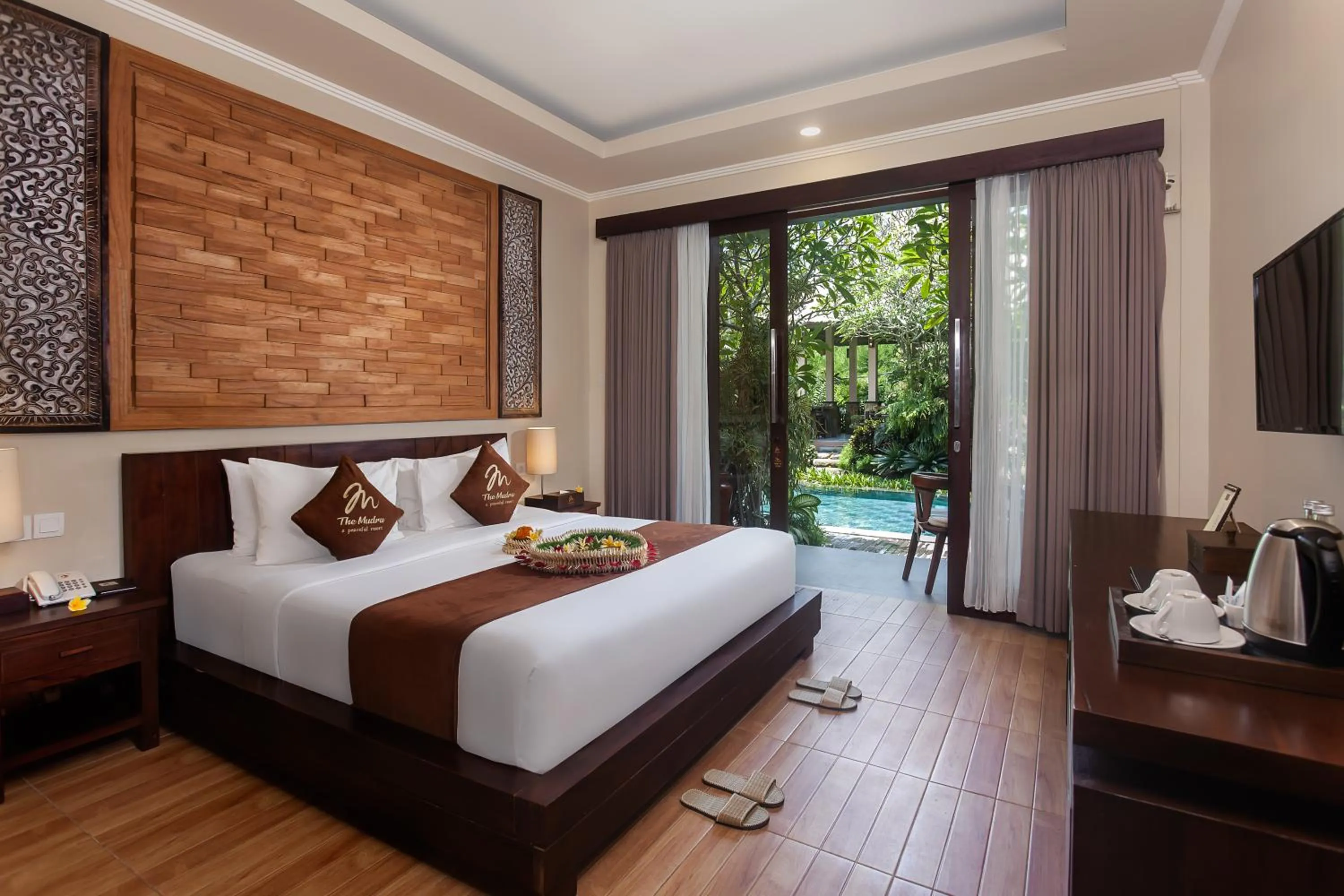 King Suite with Pool View and Free Benefits in The Mudru Resort by GenuineHost