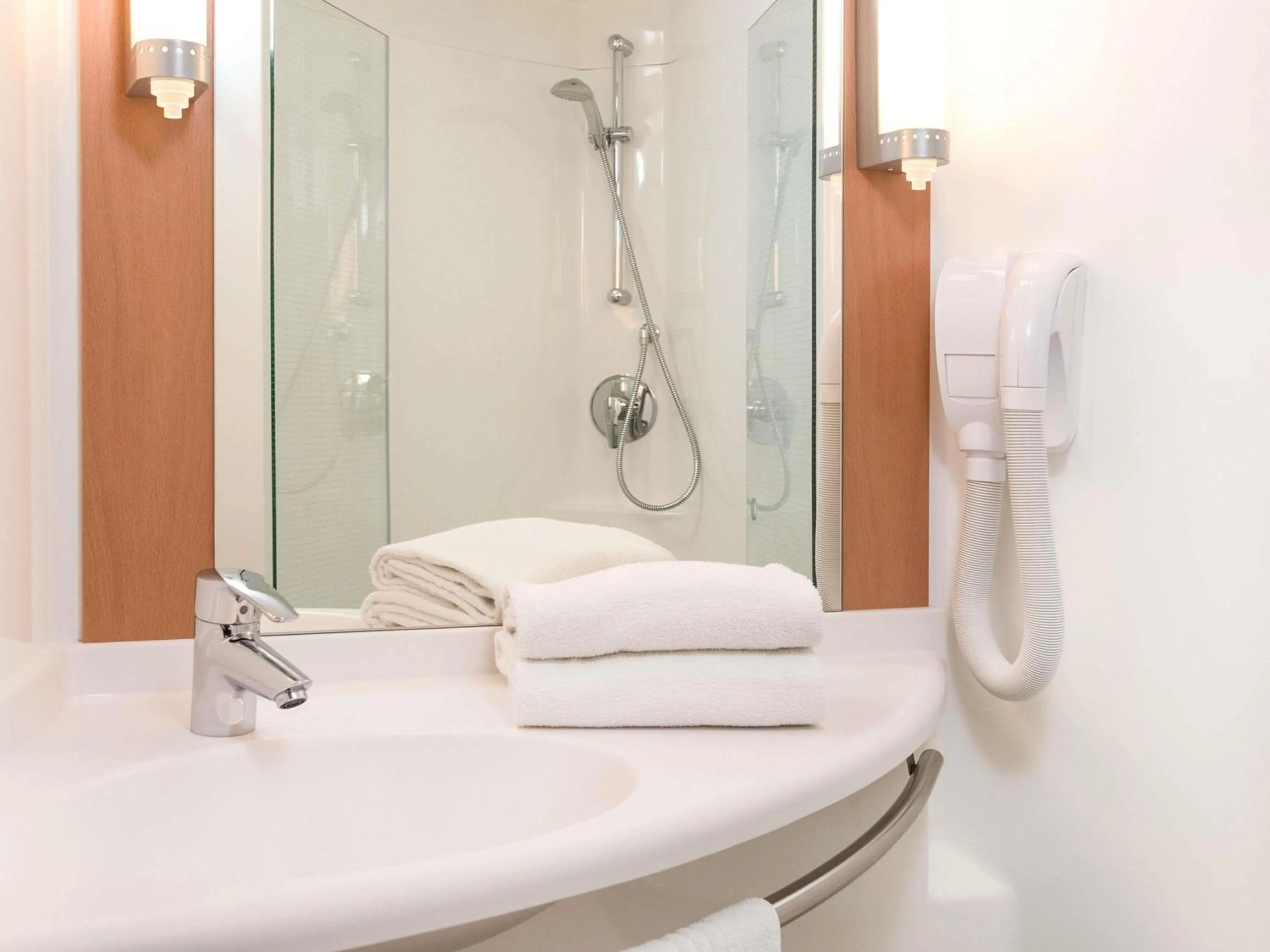 Room with 2 Single Beds in Ibis Vitré Centre