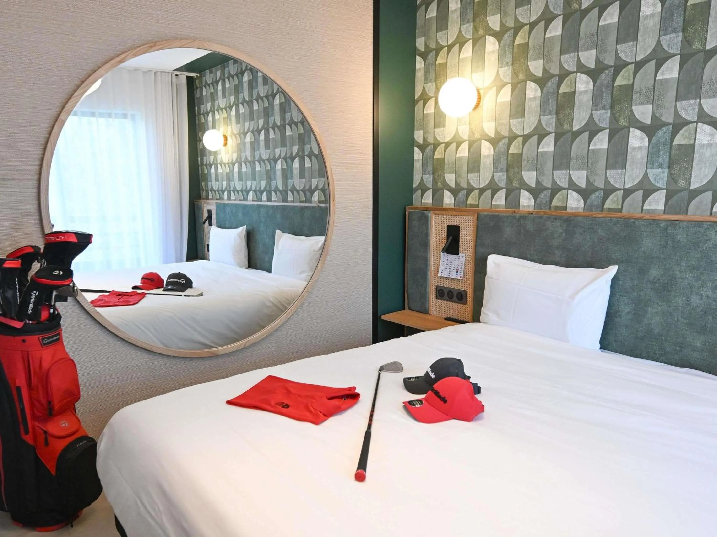 Standard Room with One Double Bed and Two Single Beds in Mercure Brignoles Golf de Barbaroux & Spa