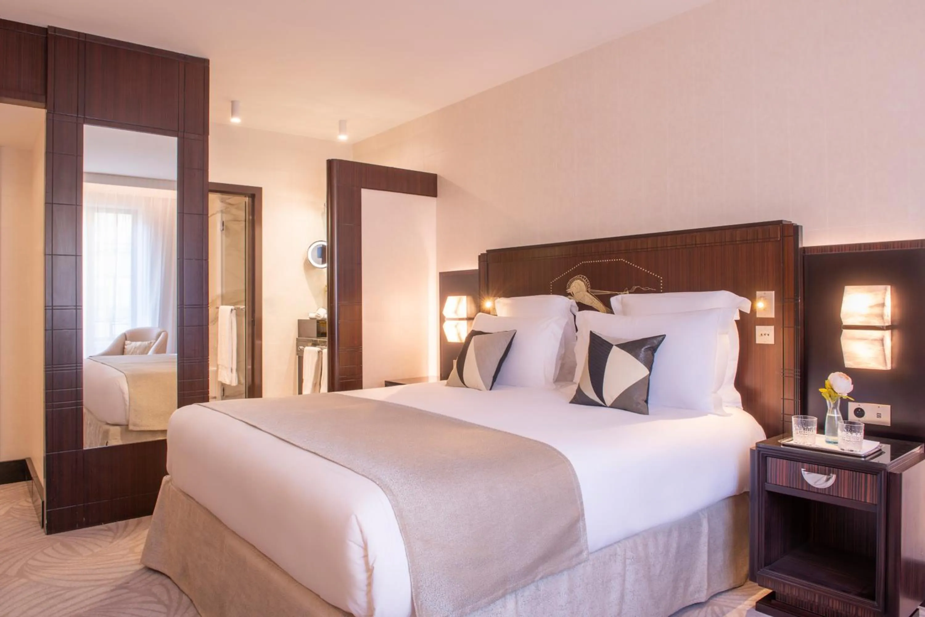 Deluxe King Room with Garden View in L'Hôtel du Collectionneur Paris