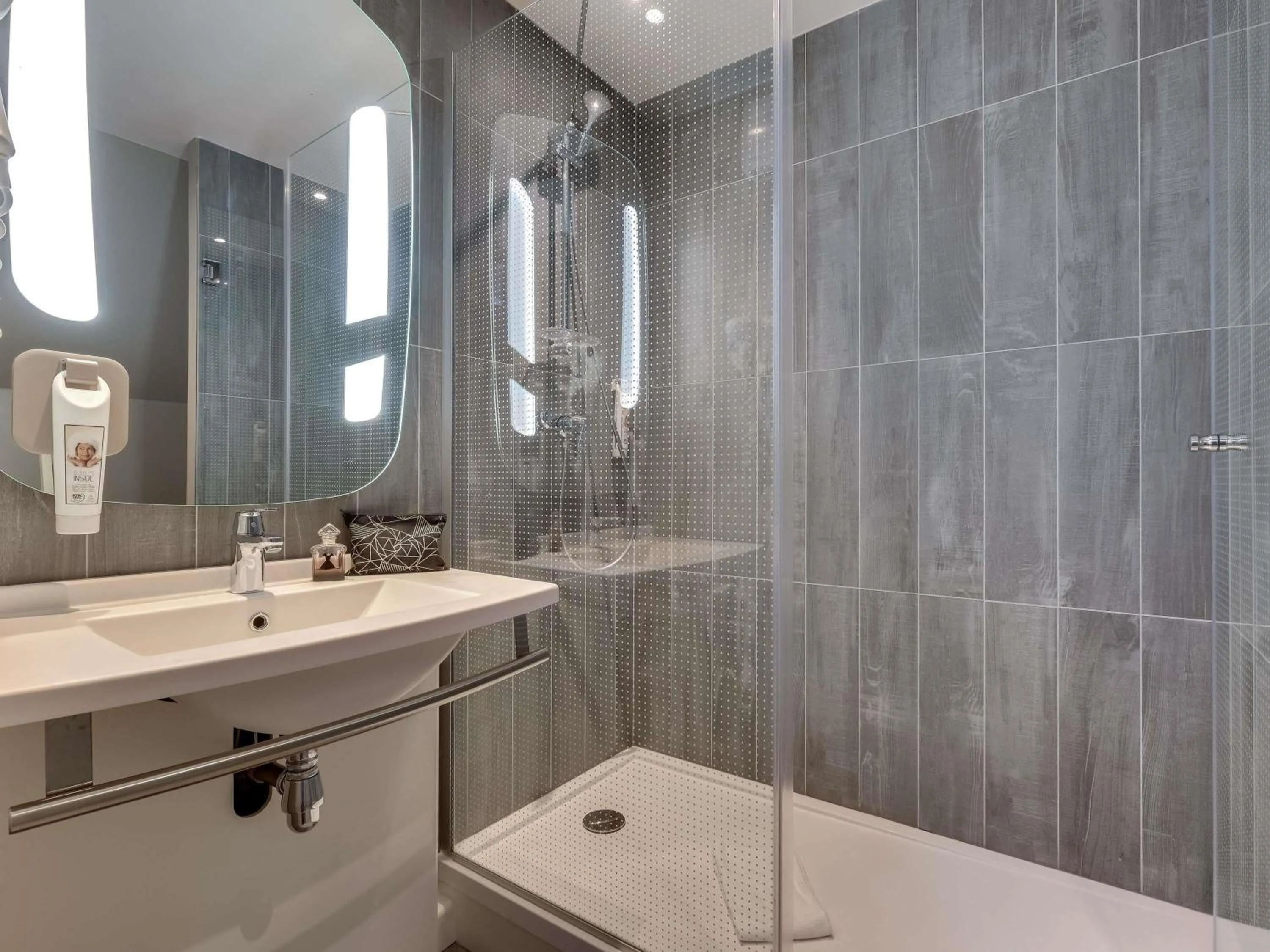 Comfort Room with Double Bed and Single Sofa Bed in ibis Rueil-Malmaison Centre