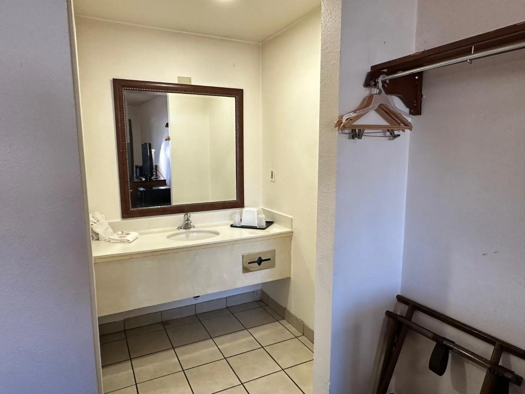 Standard Queen Room - Non-Smoking in Desert Sands Inn & Suites