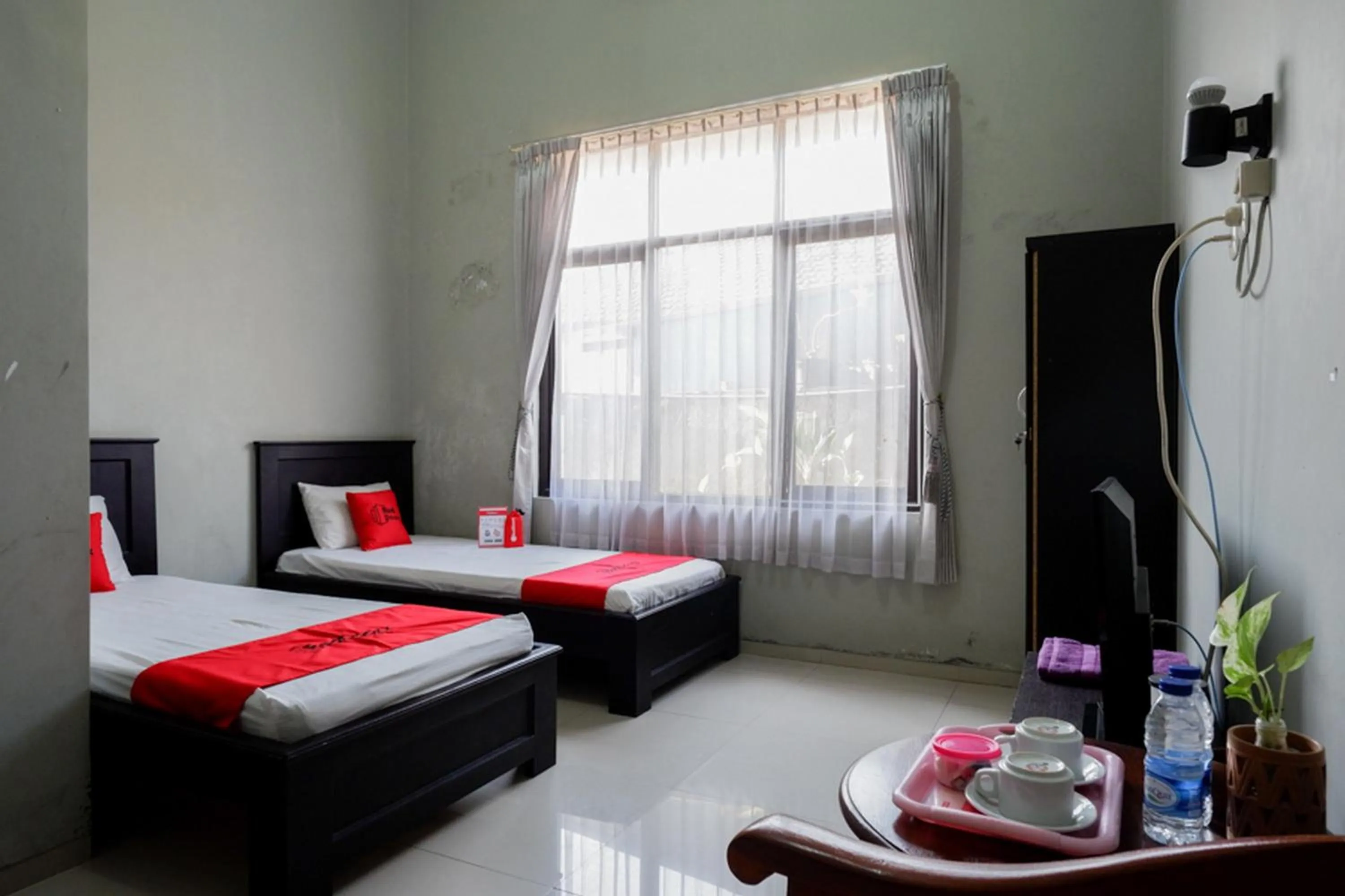 Twin Room in RedDoorz Syariah near Menara Kudus