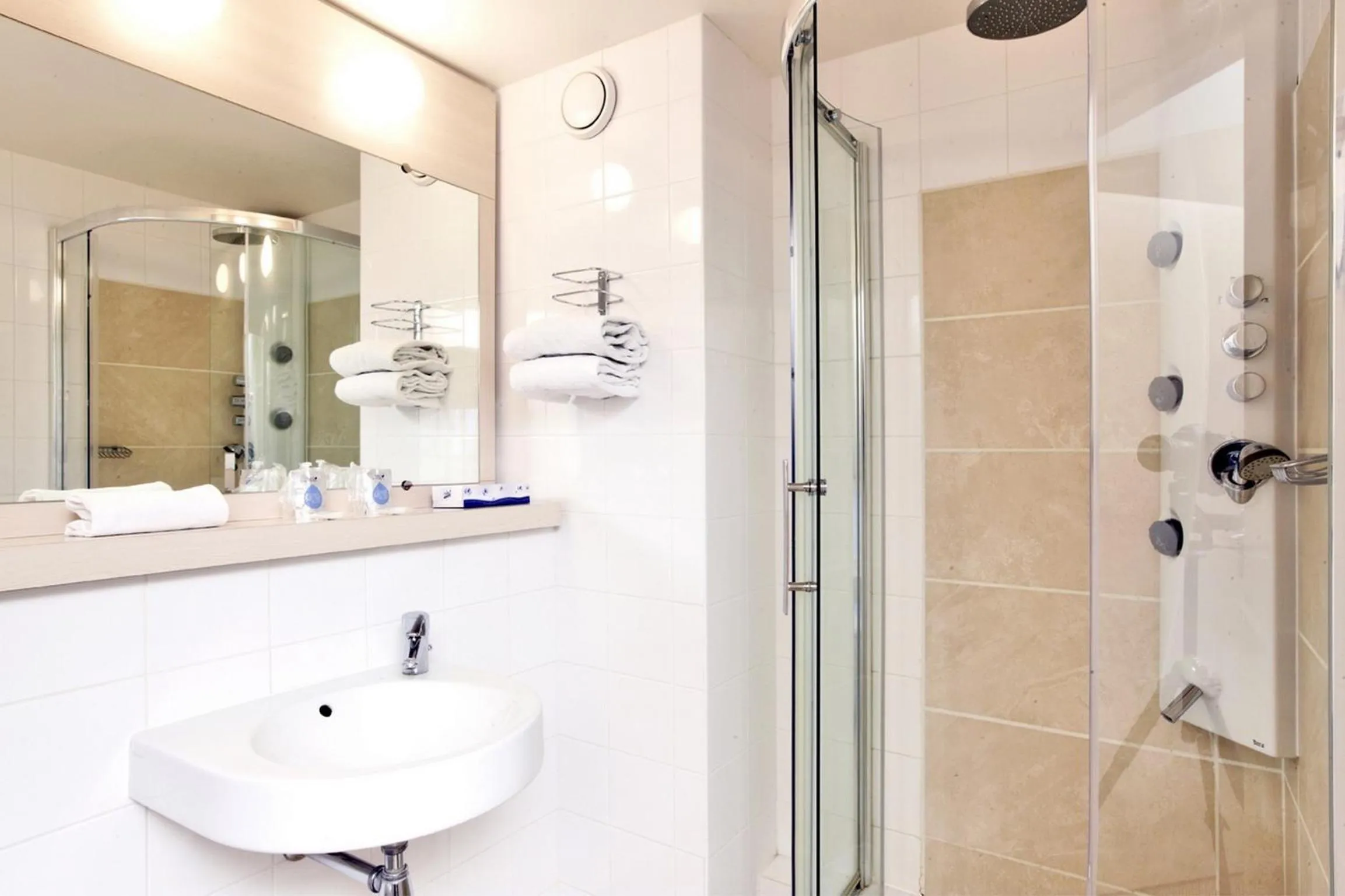 Twin Room in Kyriad Chartres