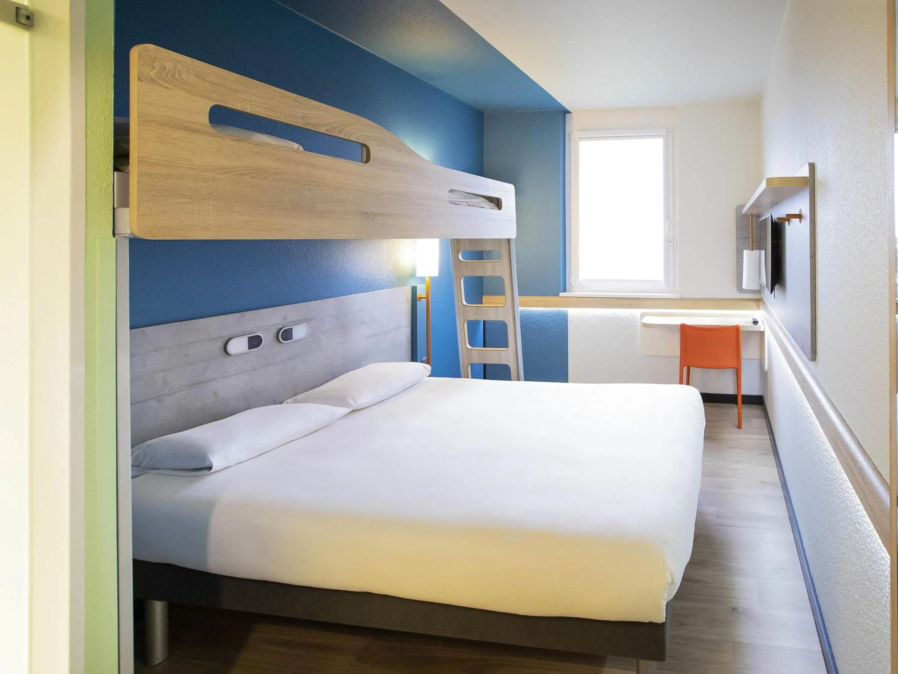 Triple Room with a Double Bed and a Bunk Bed in ibis budget Genève Aéroport
