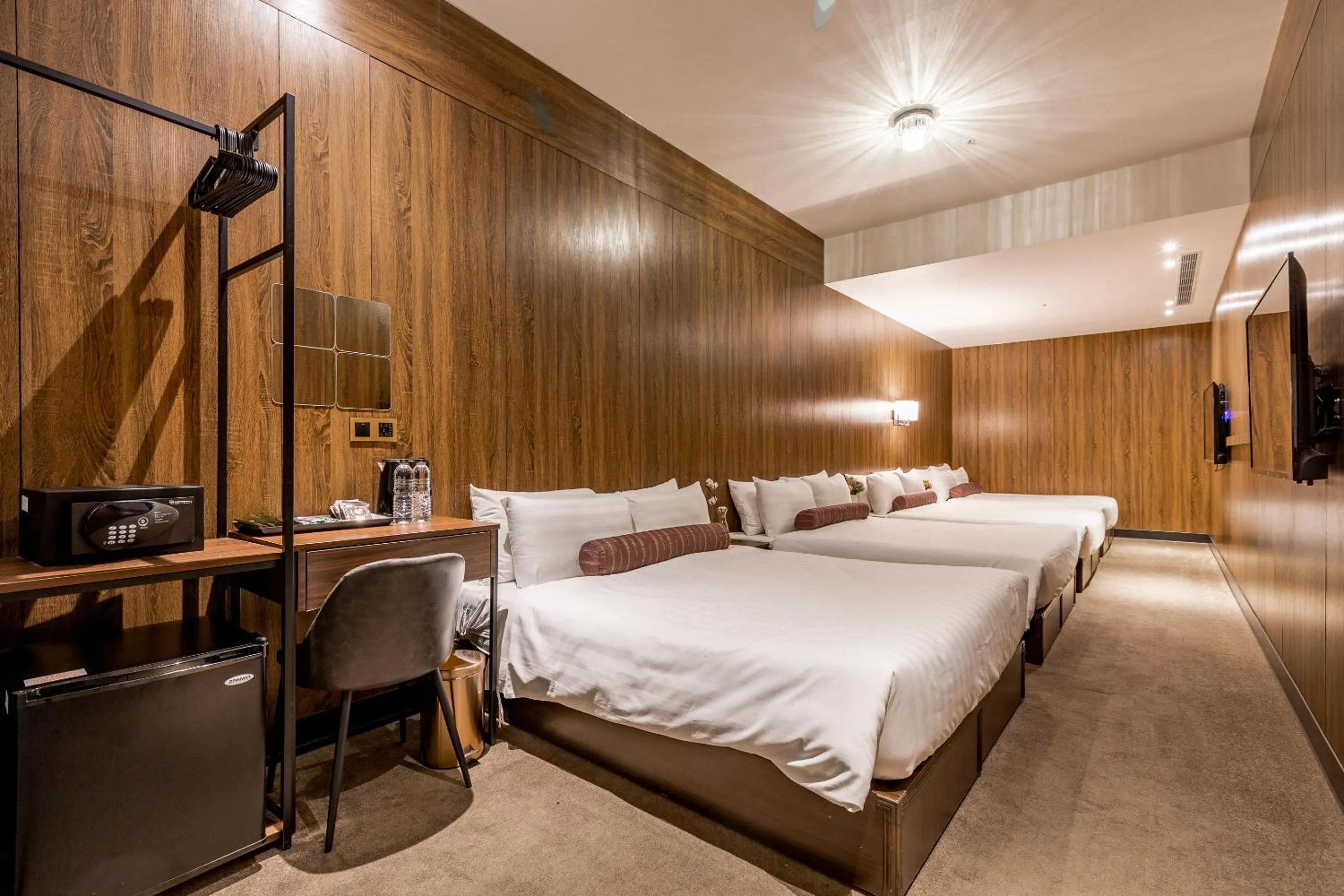 Economy Eight-Person Room in Mayer Inn