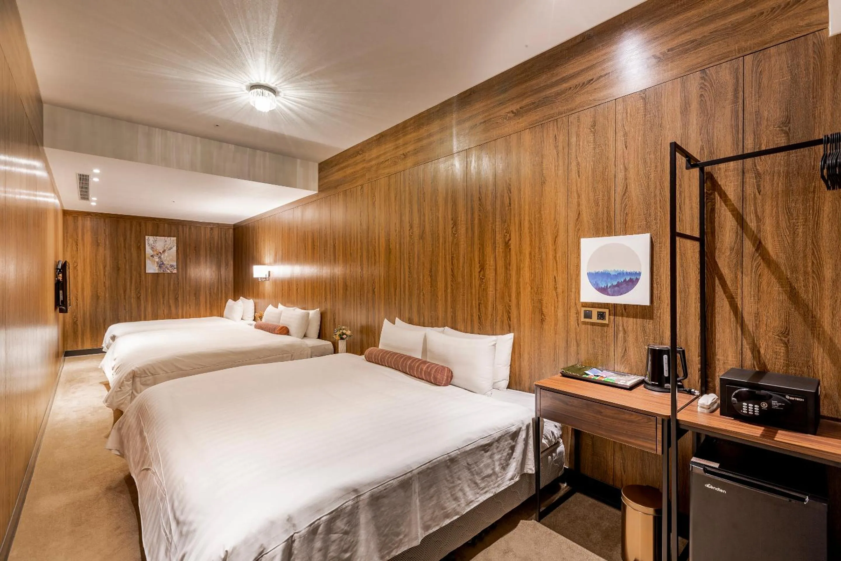 Economy Six-Person Room in Mayer Inn