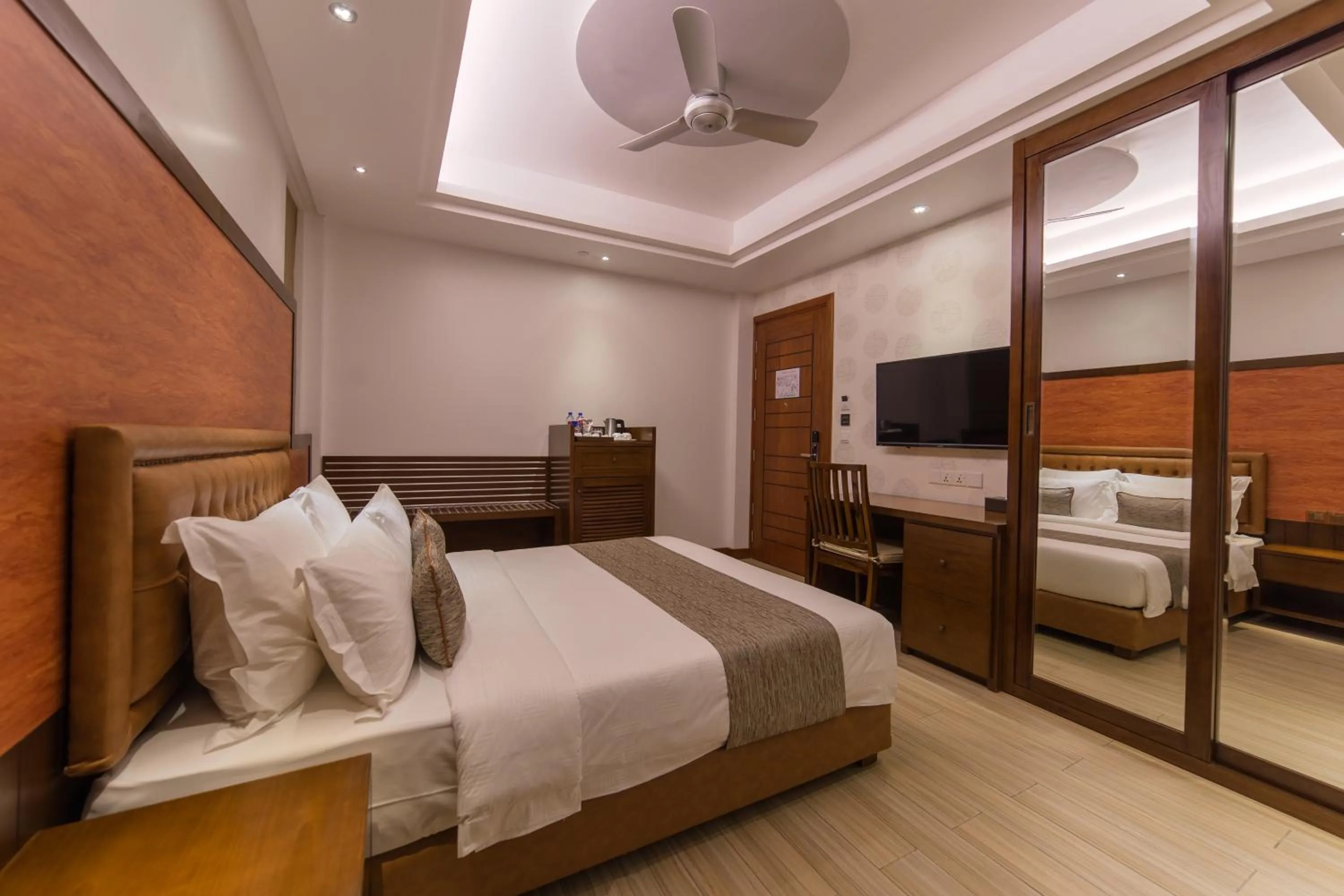 Super Deluxe Double with Balcony (Free Return Airport Transfer) in Samann Host