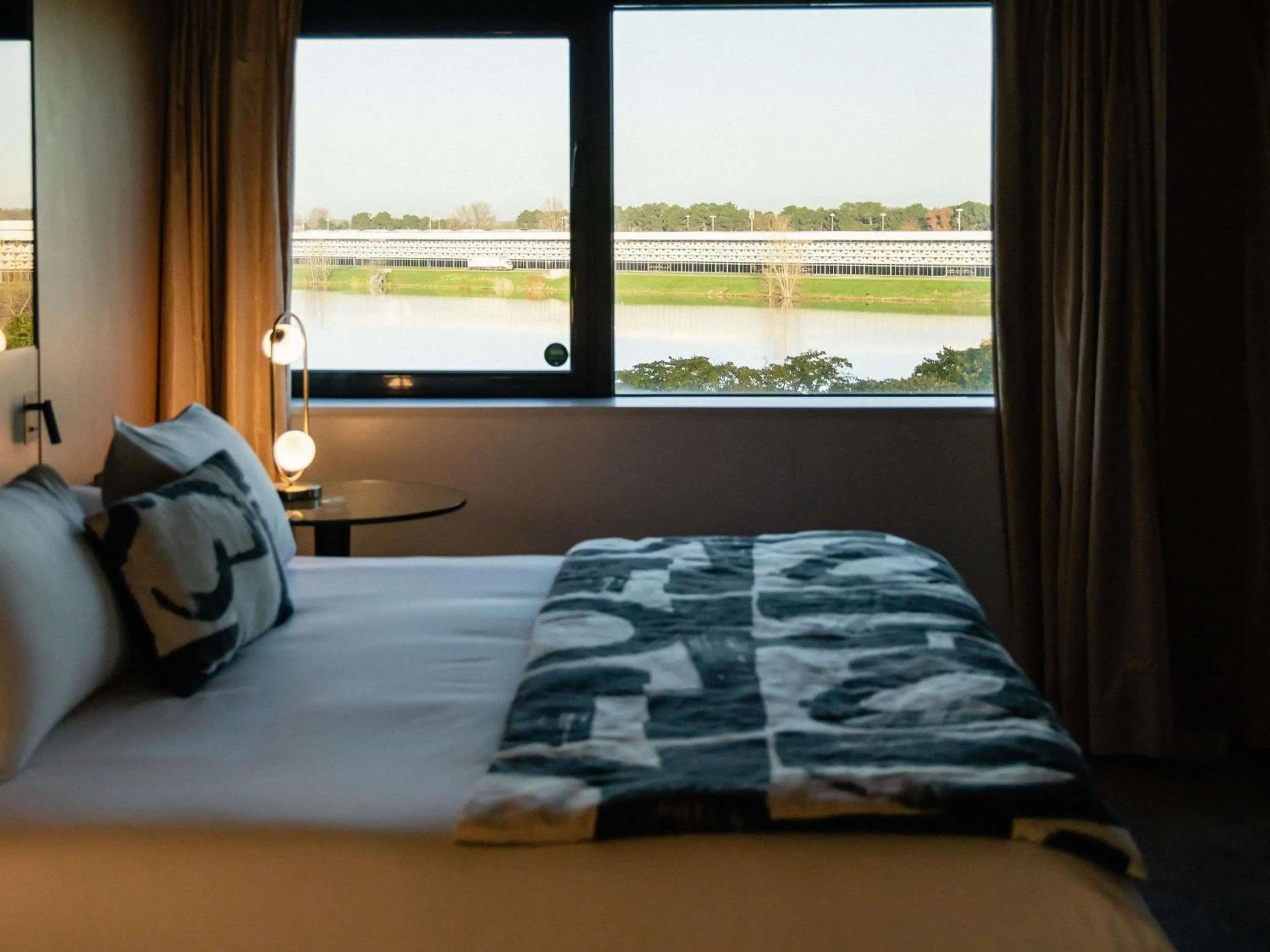 Junior King Suite with Lounge in Pullman Bordeaux Lac