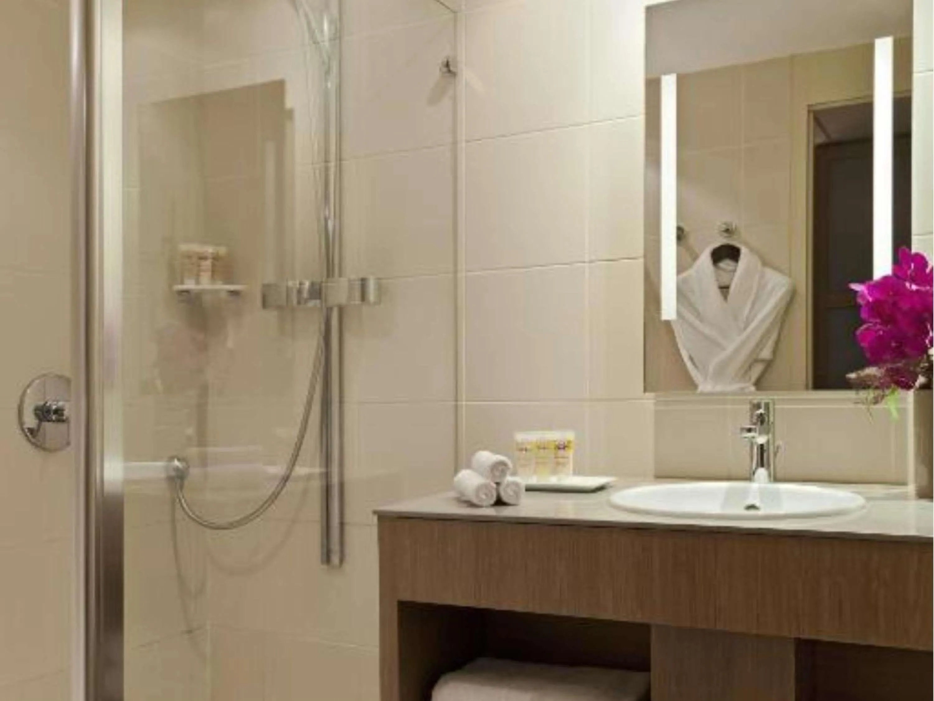 Superior King Room in Pullman Bordeaux Lac