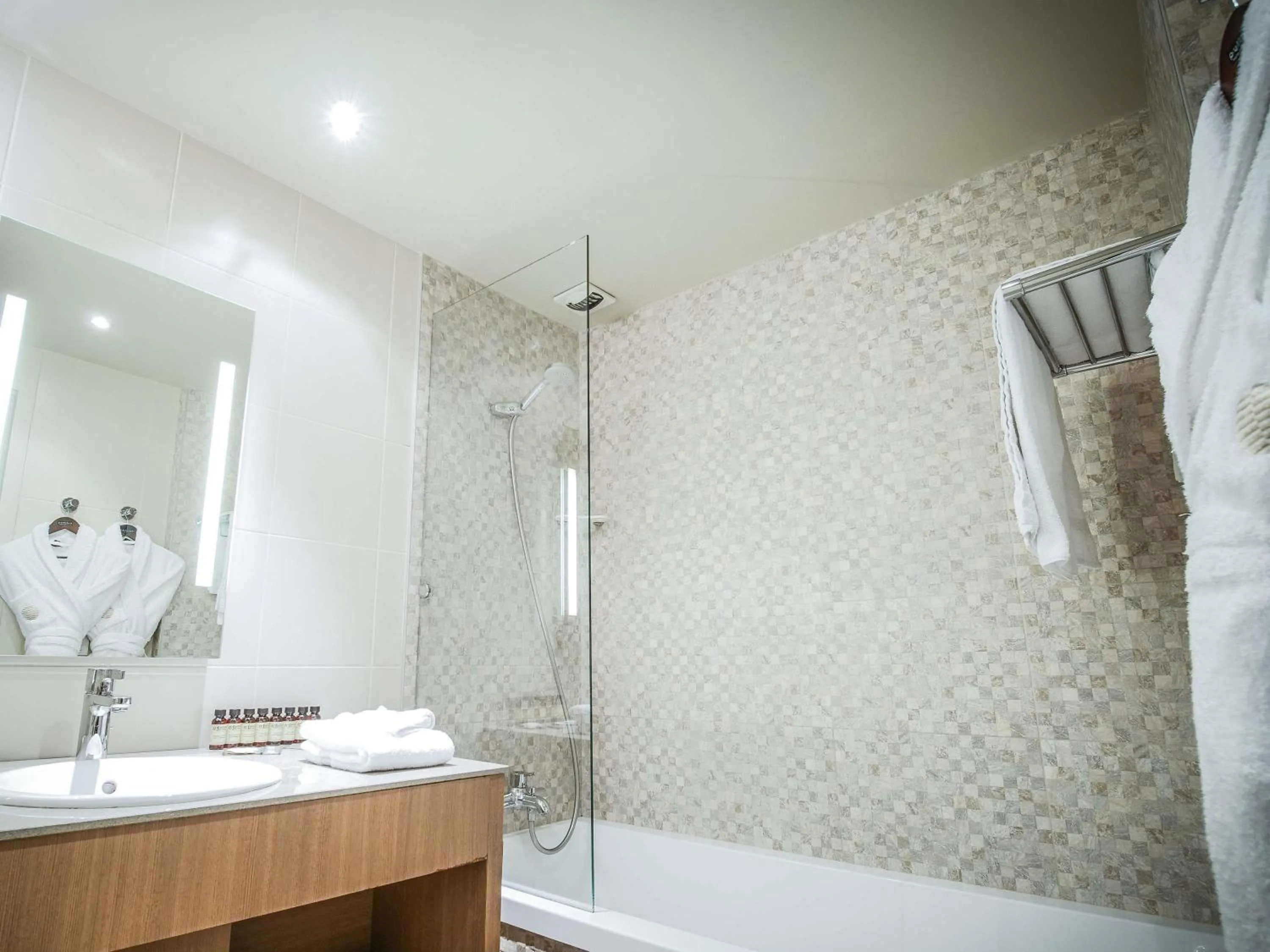 Classic Twin Room in Pullman Bordeaux Lac