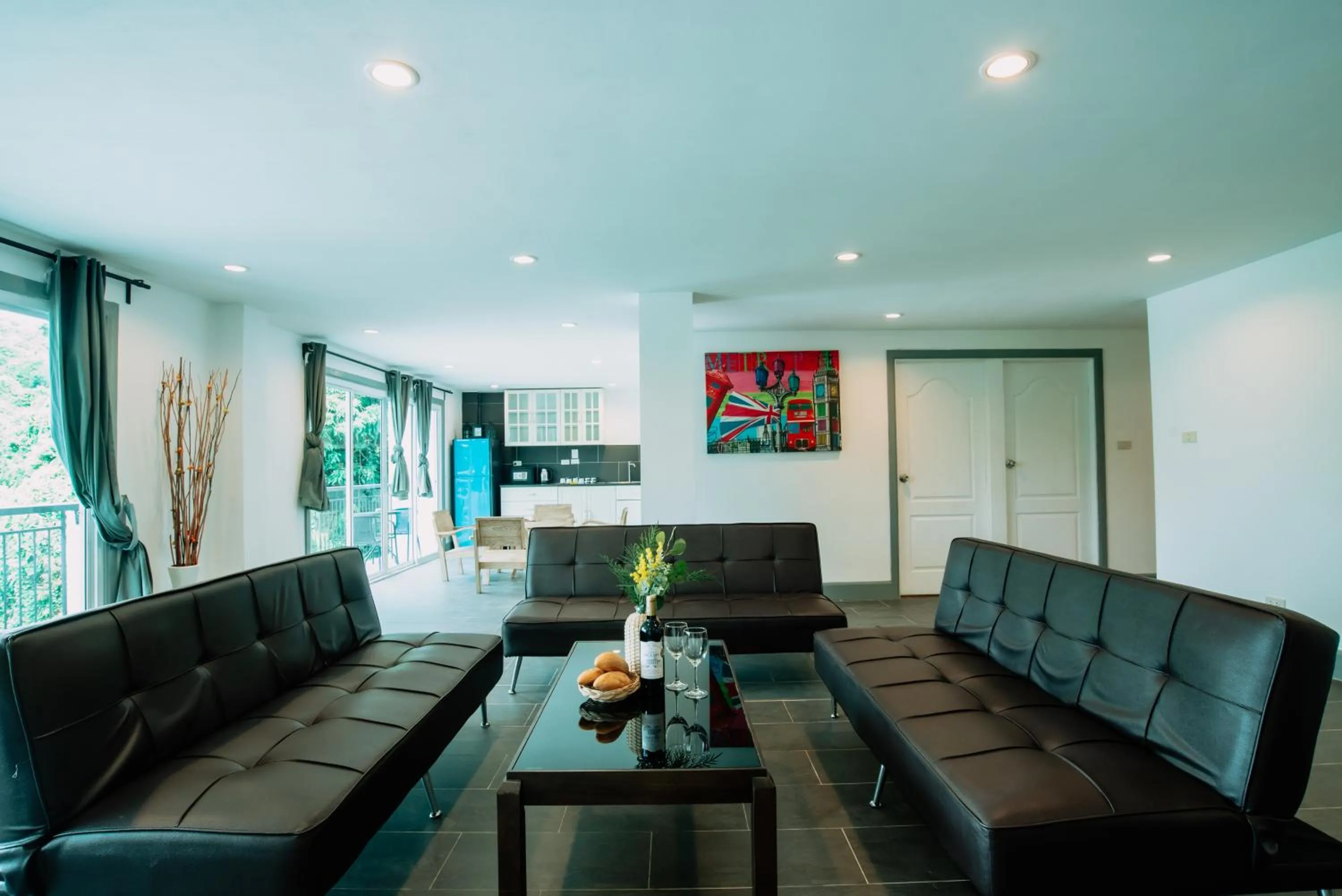 Three-Bedroom Penthouse with Terrace in Pandora