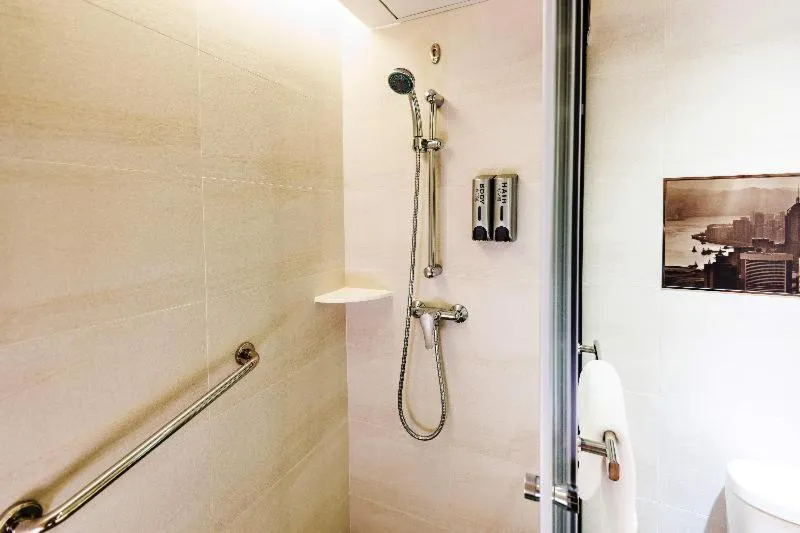 Standard Twin Room in Metropark Hotel Mongkok