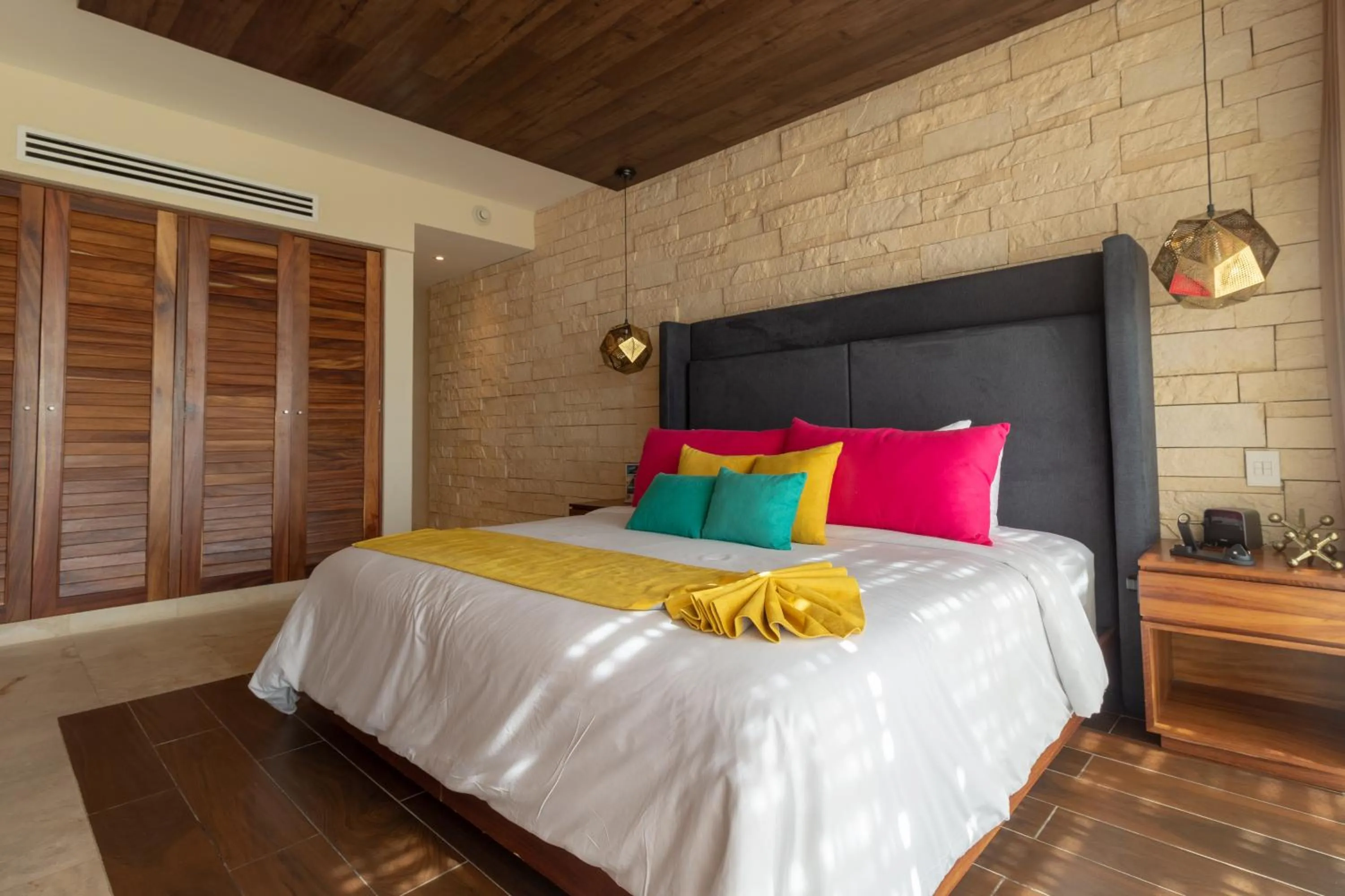 Ocean Front Villa 1 King Bed and 2 Double Beds in Hotel Beló Isla Mujeres - All Inclusive - Sargassum Free