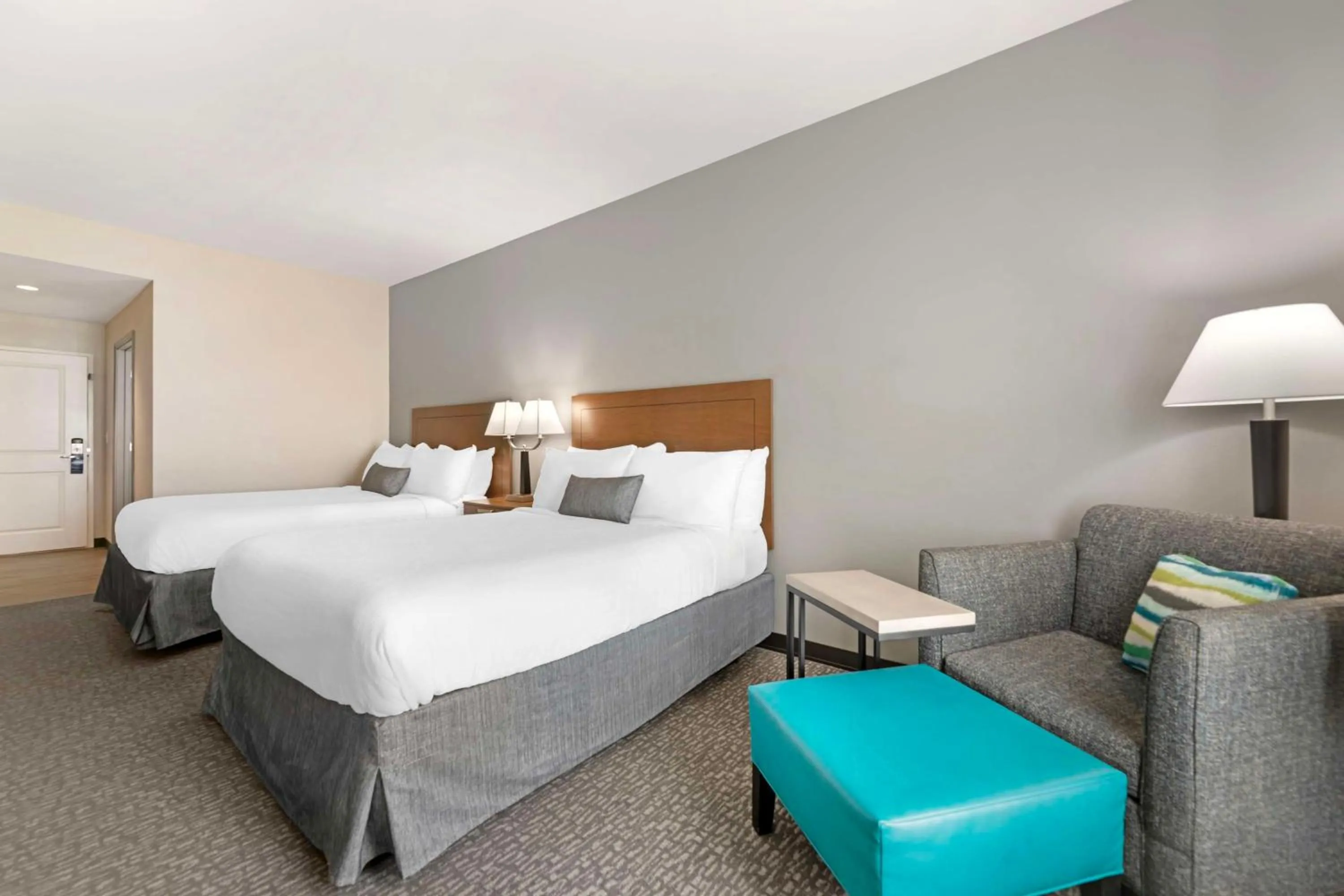 Queen Room with Two Queen Beds with Mobility Accessible Tub in Best Western Plus Executive Residency Marion