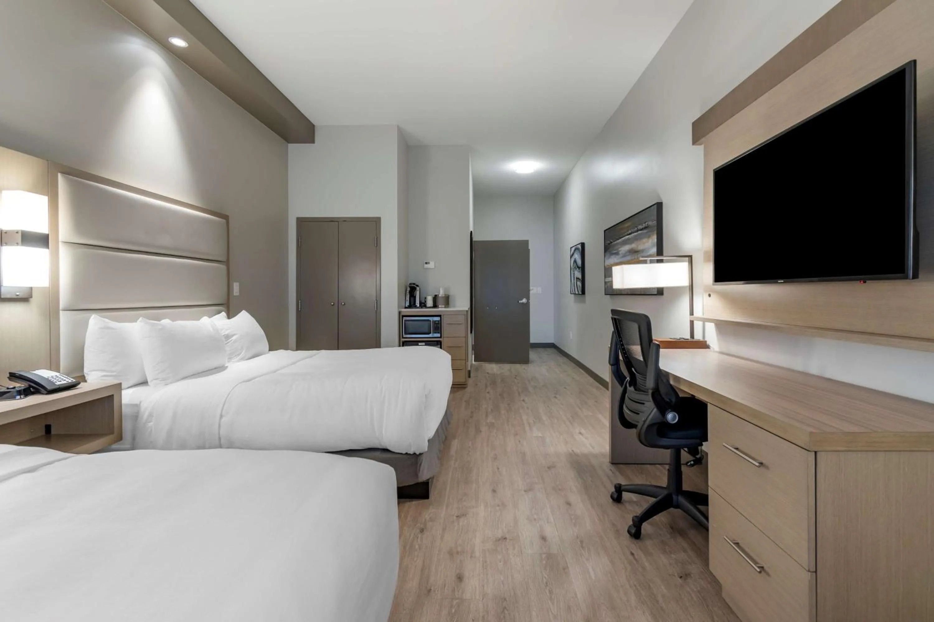 Queen Room with Two Queen Beds and Roll-In Shower - Disability Access in Best Western Premier Prince Albert