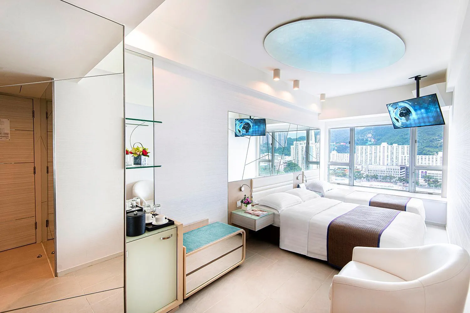  Premier Riverview Queen Queen Room in Regal Riverside Hotel