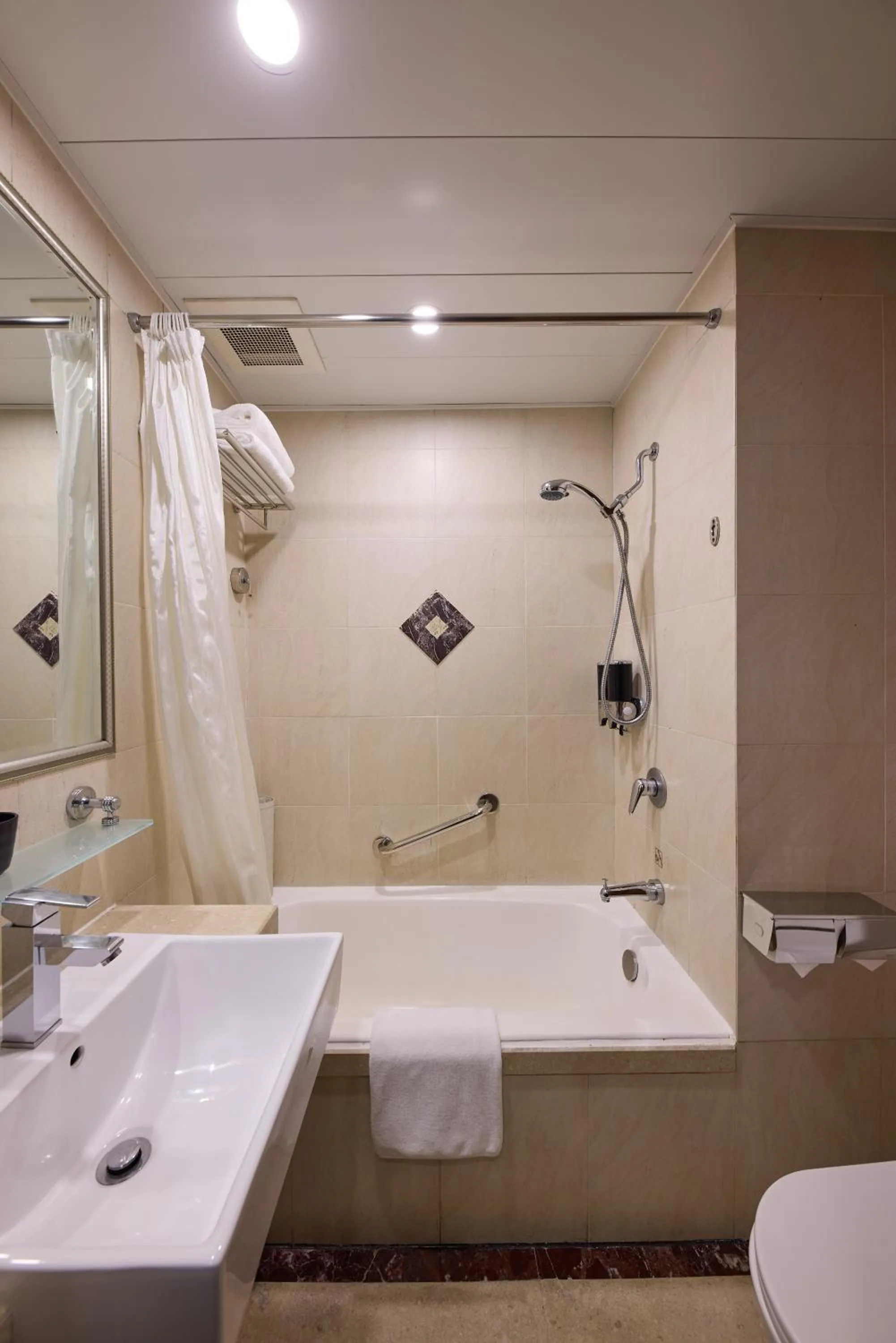 Deluxe Queen or Twin Room (11-23/F) in Rosedale Hotel Hong Kong