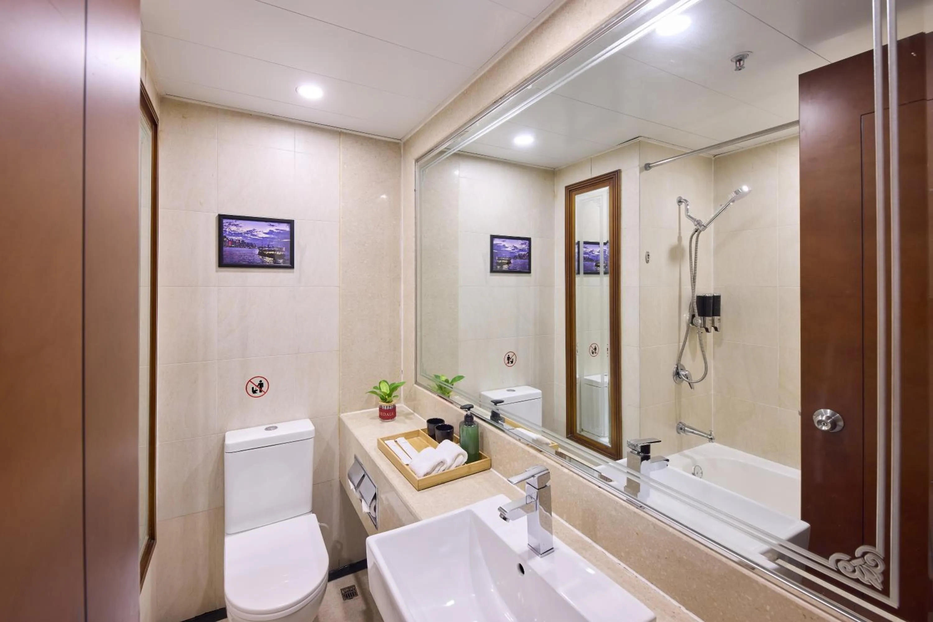 Executive Suite (25 – 32/F) in Rosedale Hotel Hong Kong