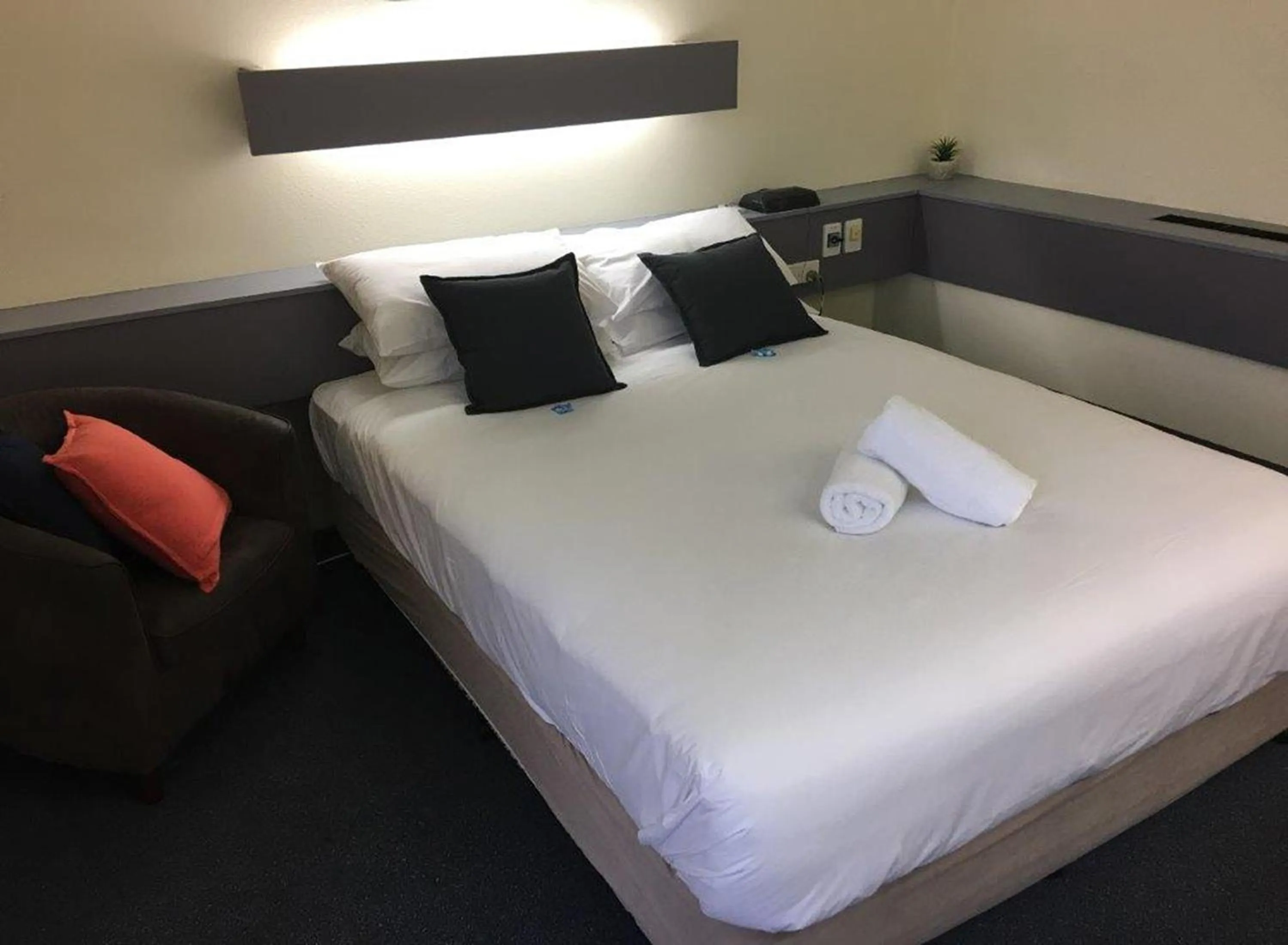 Hotel Deluxe in Emerald Central Hotel Official