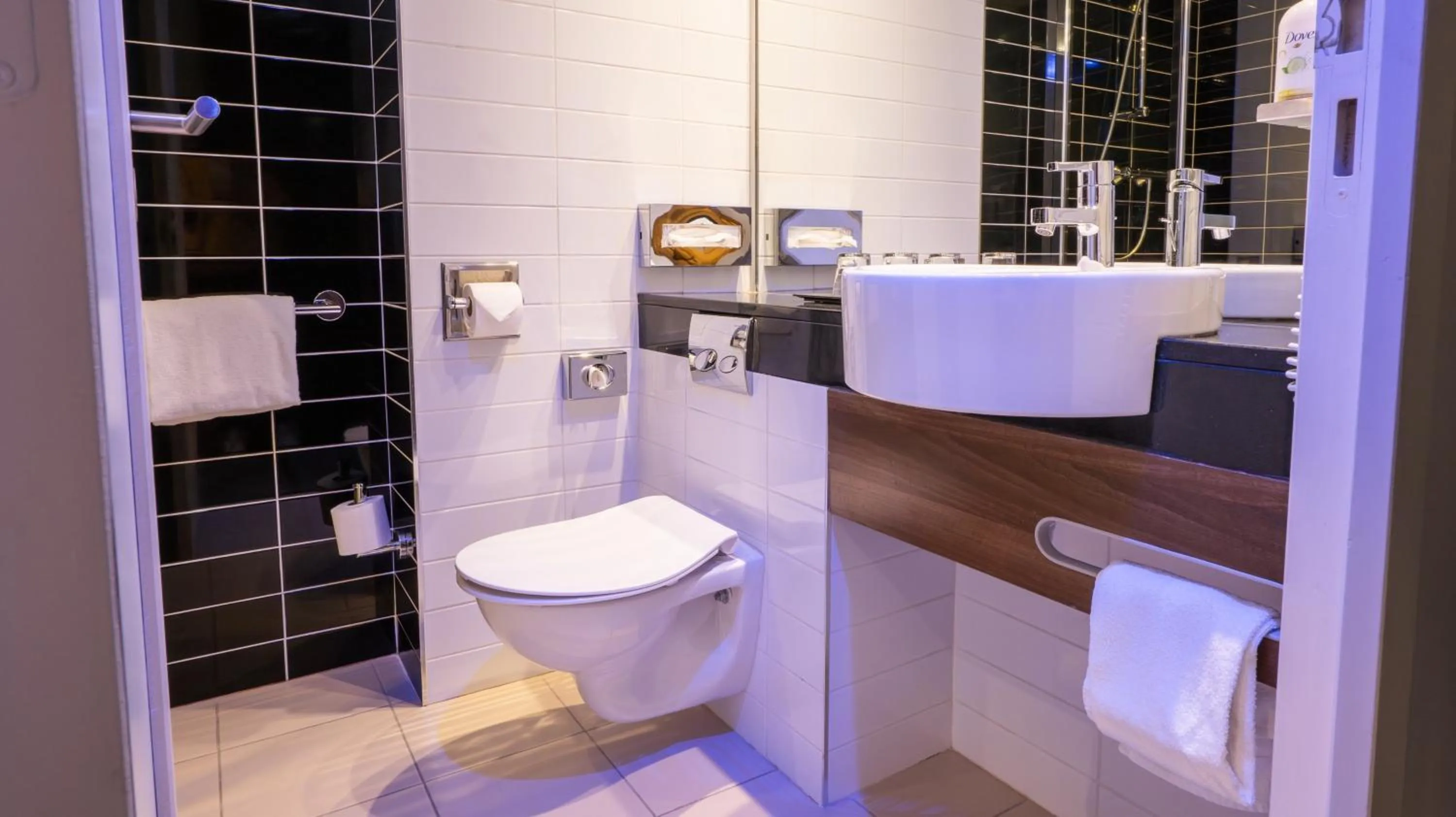 Standard Queen Room with Sofa Bed in Holiday Inn Express Dijon by IHG