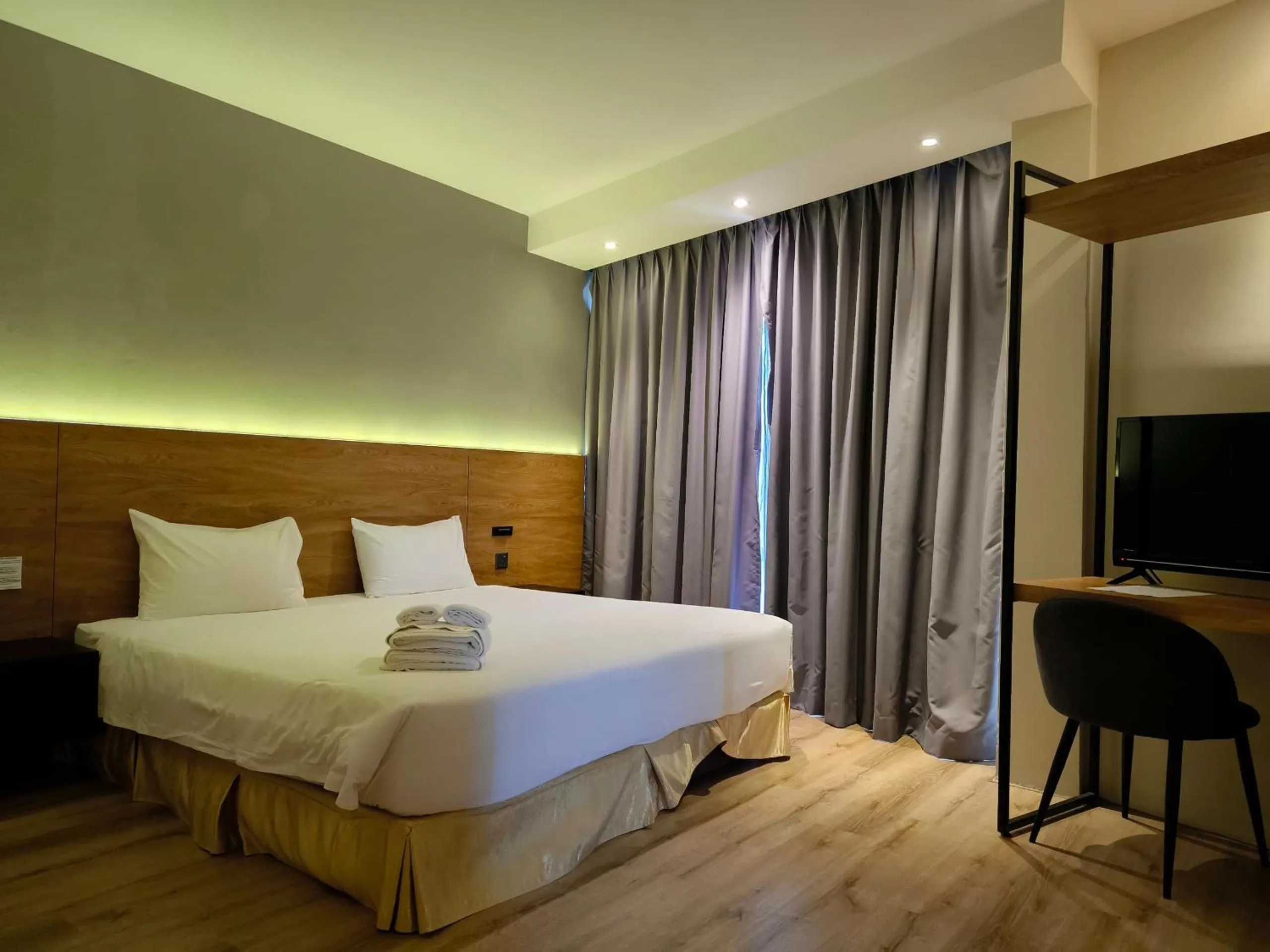 Deluxe King Room in Roxy Hotel Padungan