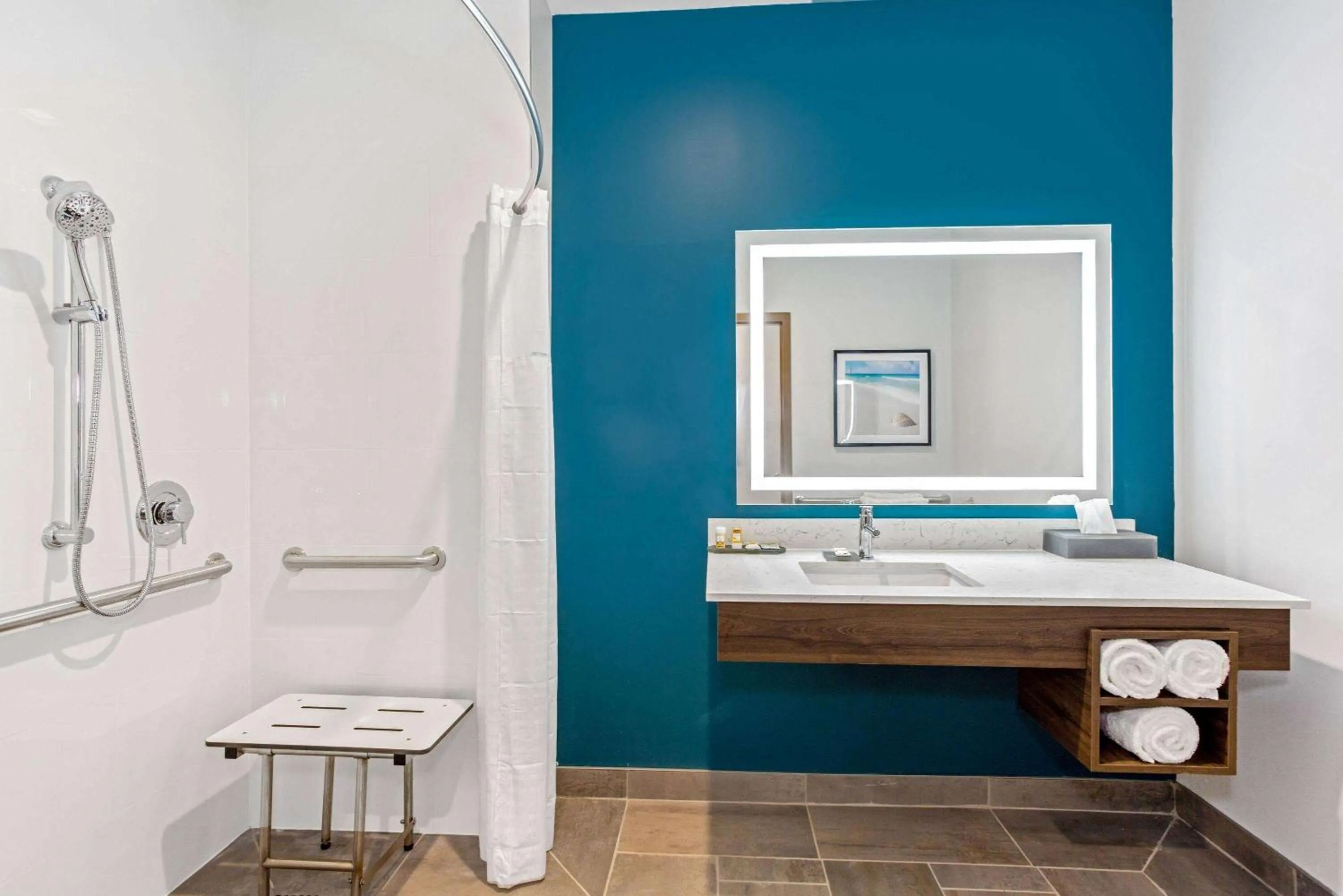 Deluxe King Room with Mobility/Hearing Impaired Access - Non-Smoking in La Quinta Inn & Suites by Wyndham Miramar Beach-Destin