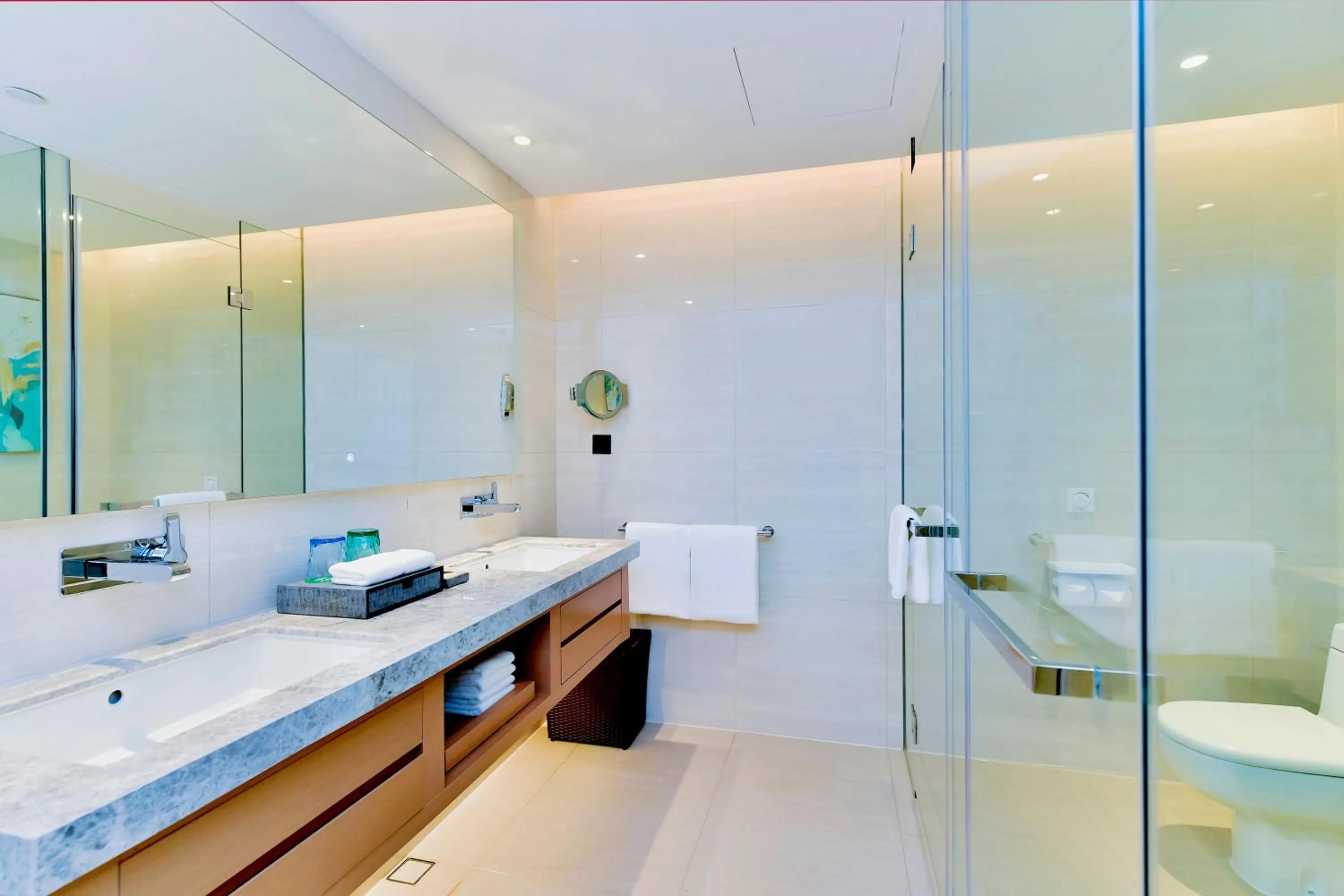 King Suite with Double Bed and Lake View in Holiday Inn Changsha Dawangshan by IHG