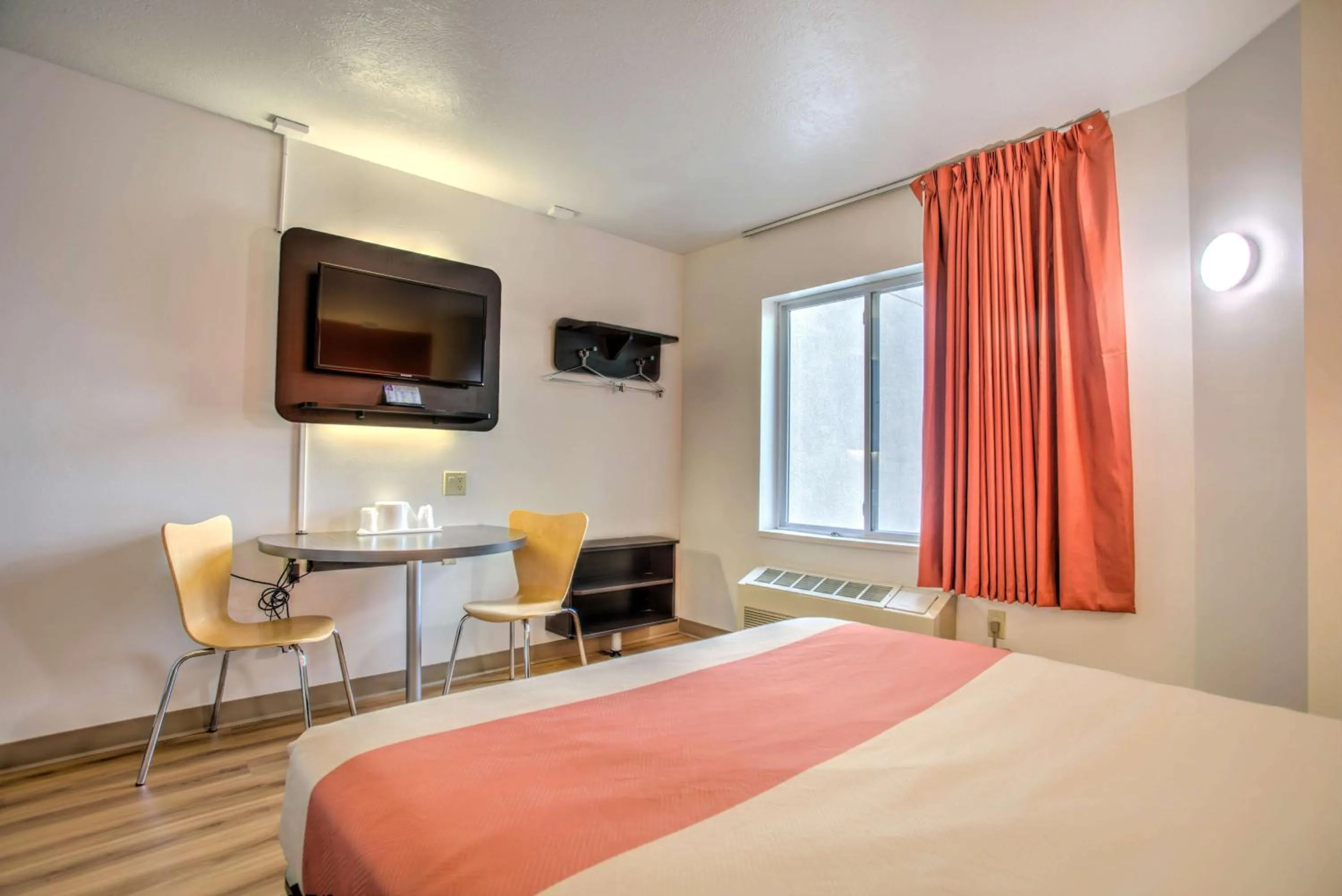 Queen Room - Non-Smoking in Motel 6-Bozeman, MT