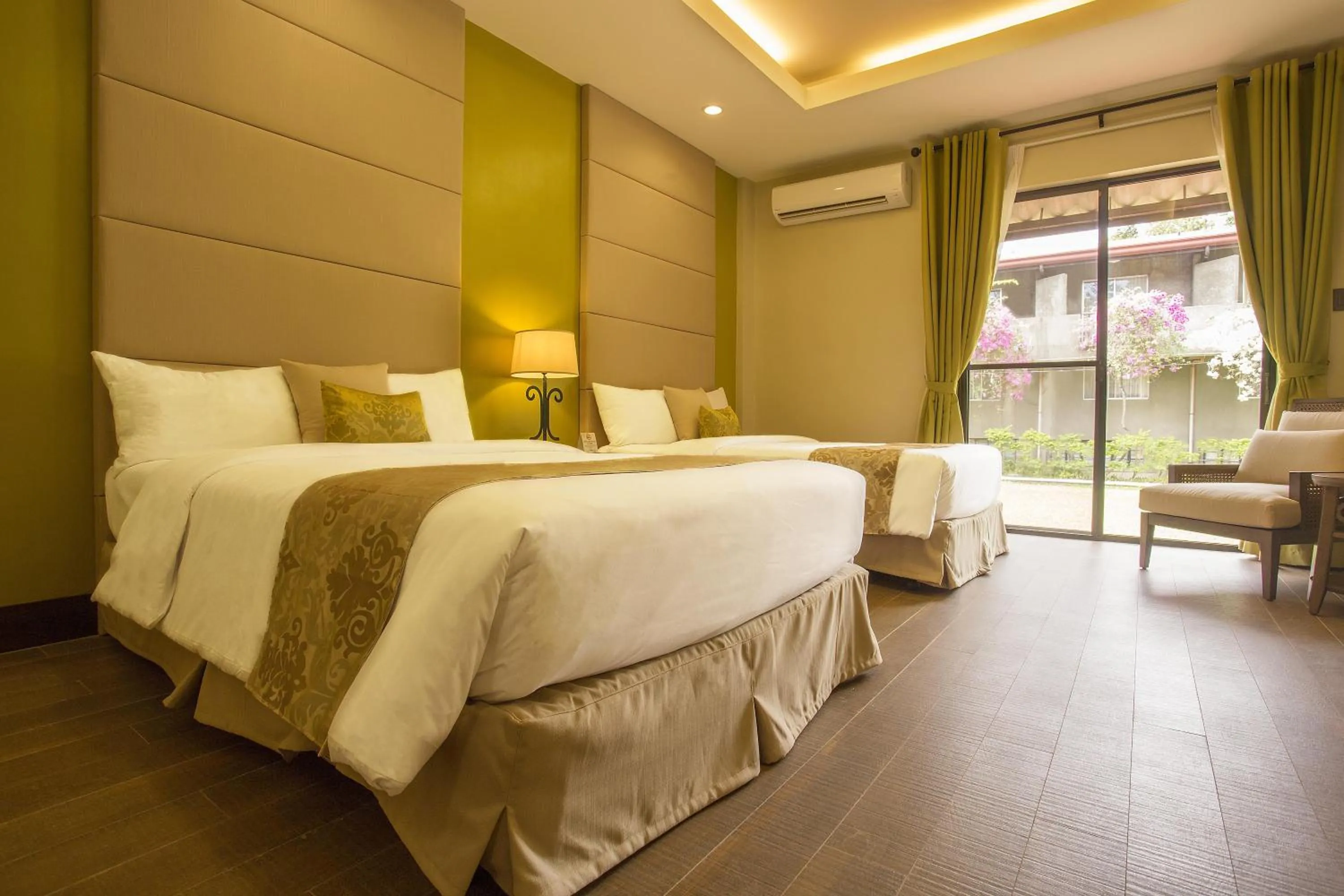 Premier Gardenside in Montebello Villa Hotel