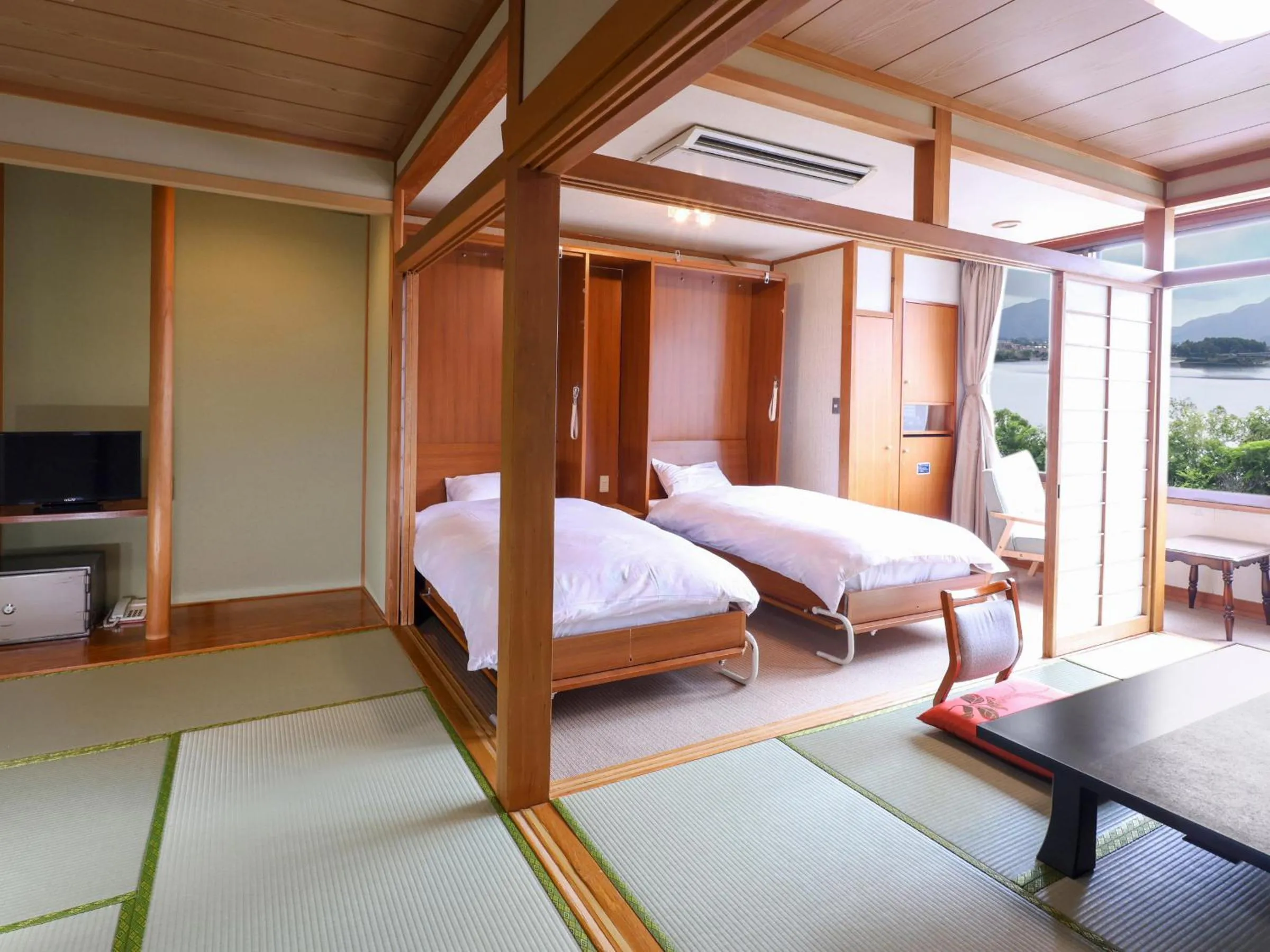 Japanese Twin Room with Lake View  - Top Floor in Hotel Koryu
