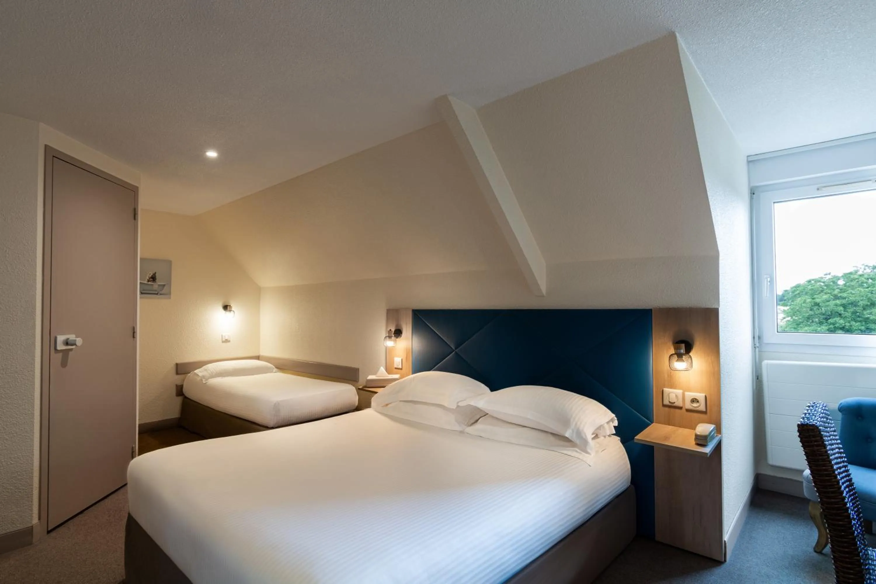 Family Room with Bath in Eden Park Hotel Restaurant