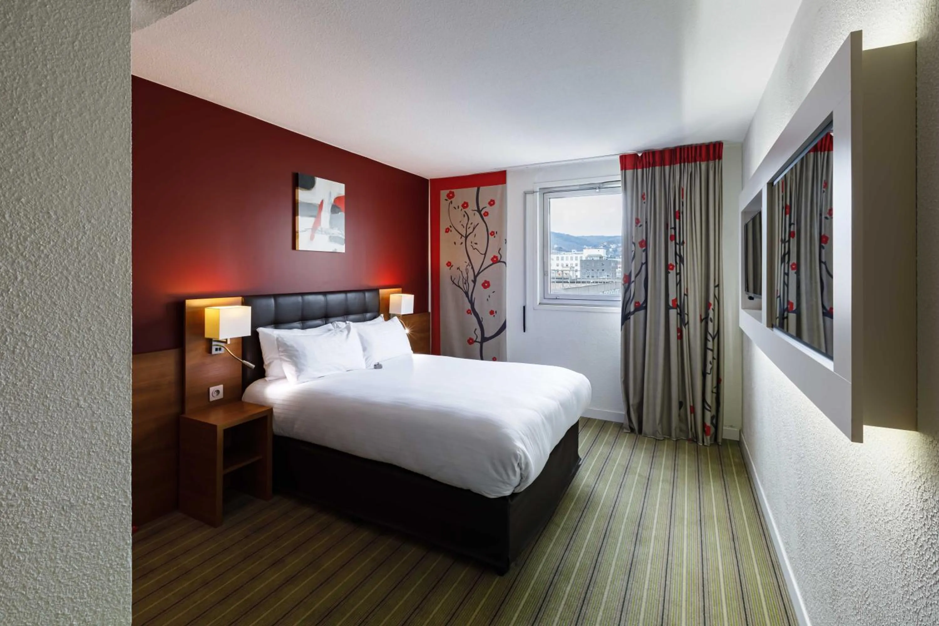 Executive Double Room - disability access in Holiday Inn Clermont Ferrand Centre by IHG