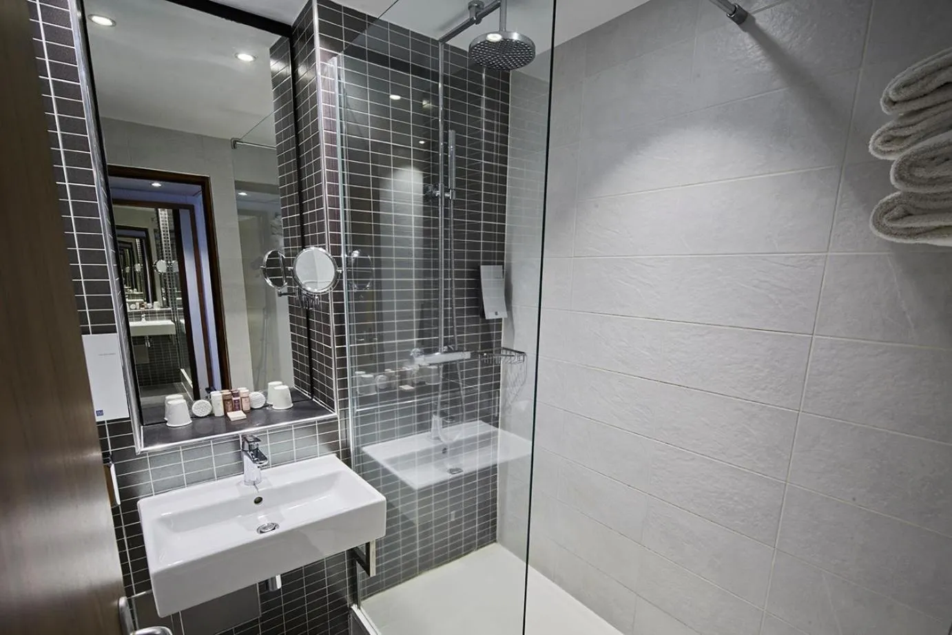 Standard Queen Room - Top Floor in Holiday Inn Clermont Ferrand Centre, an IHG Hotel