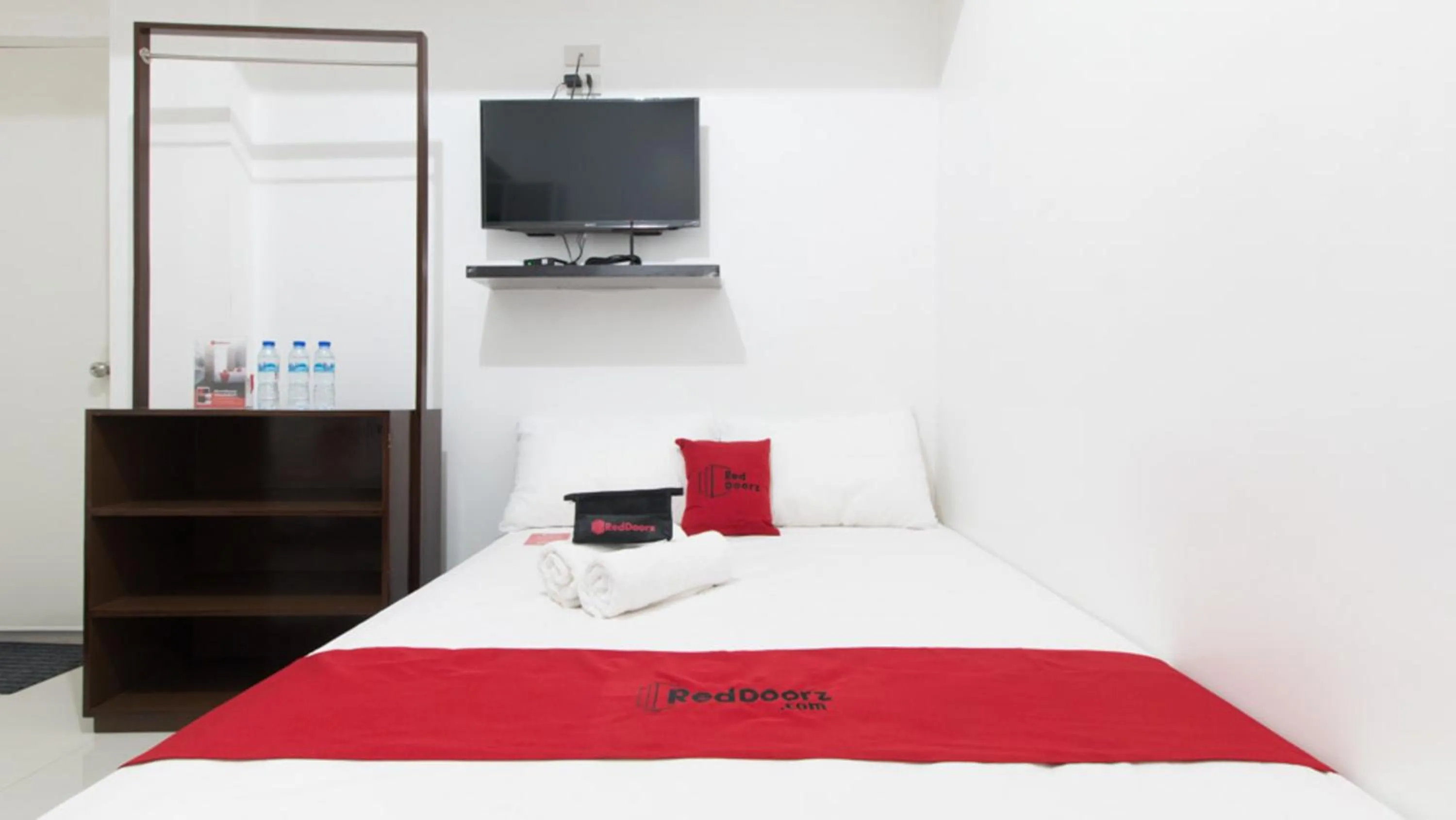 Family Room in RedDoorz near Liceo De Cagayan University Highschool