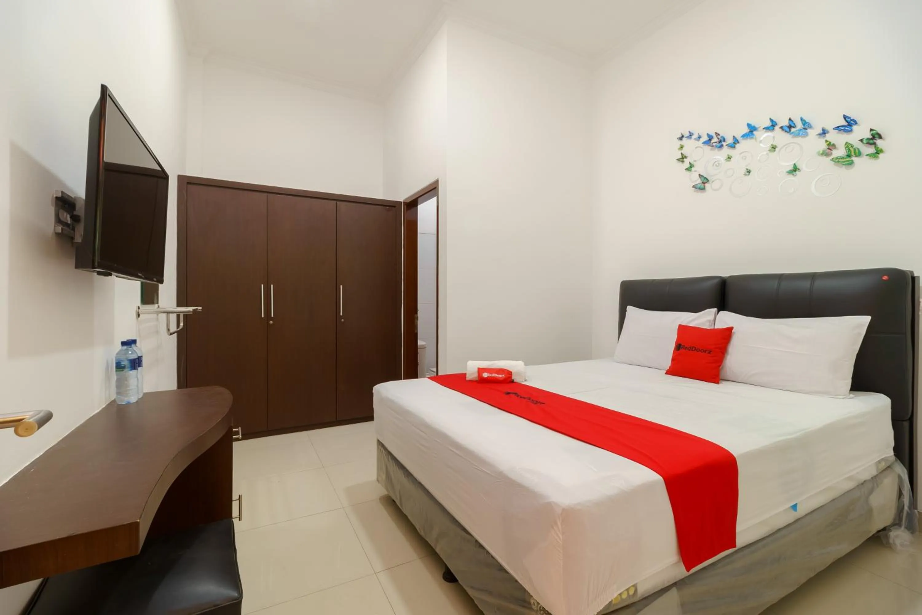 Deluxe Double Room in RedDoorz near Kejaksan Station Cirebon 2