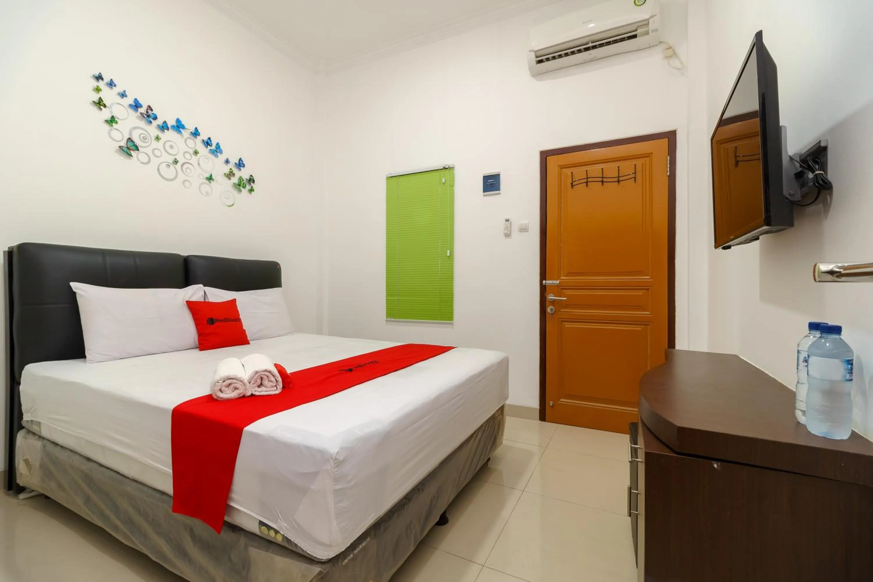 Double Room in RedDoorz near Kejaksan Station Cirebon 2