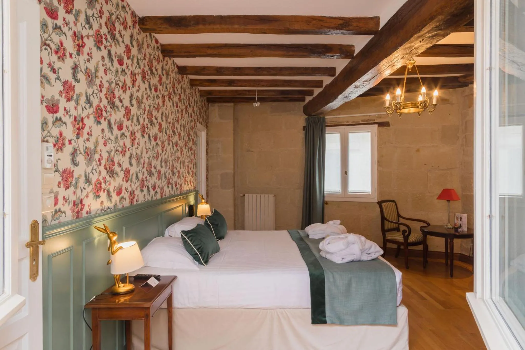 Suite with One King and One Double Bed with Sofa Bed in Best Western Hôtel De France