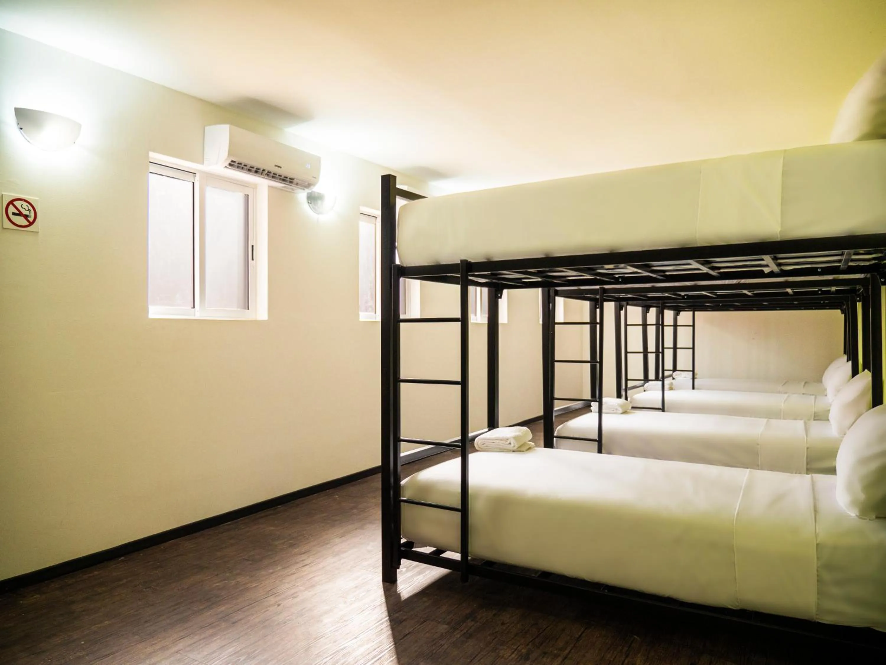 Bed in 8-Bed Dormitory Room in Colorbox beds and rooms