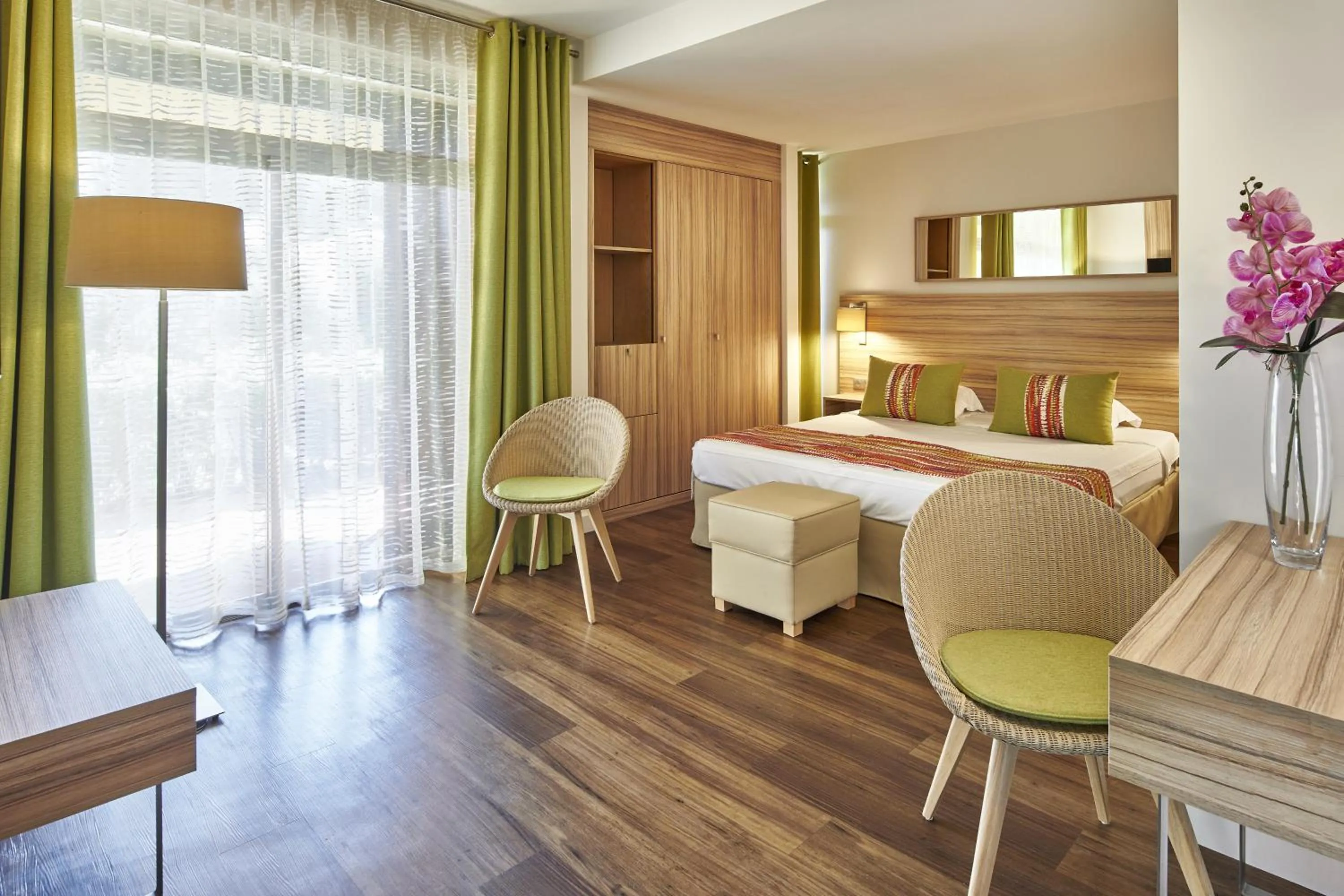 Quadruple Room with Terrace in Hôtel Vacances Bleues Delcloy