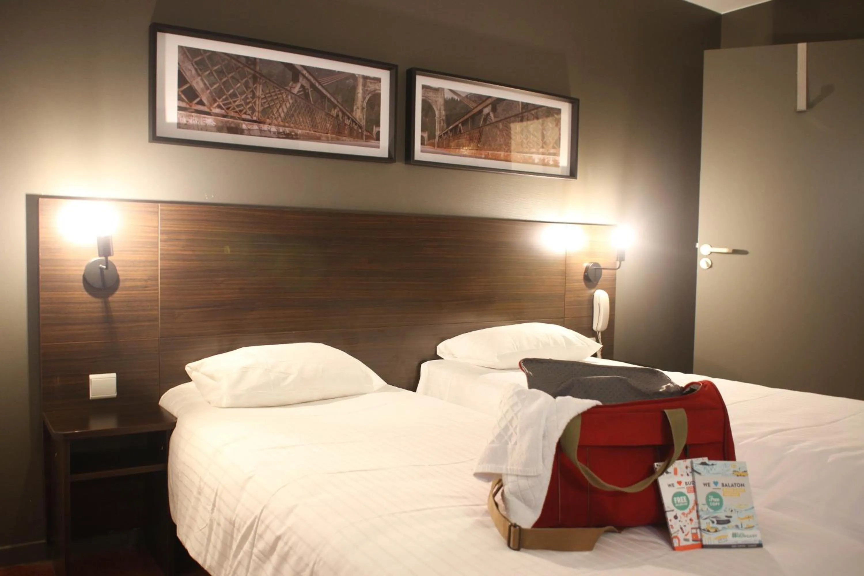 Twin Room in Orly Superior Hotel