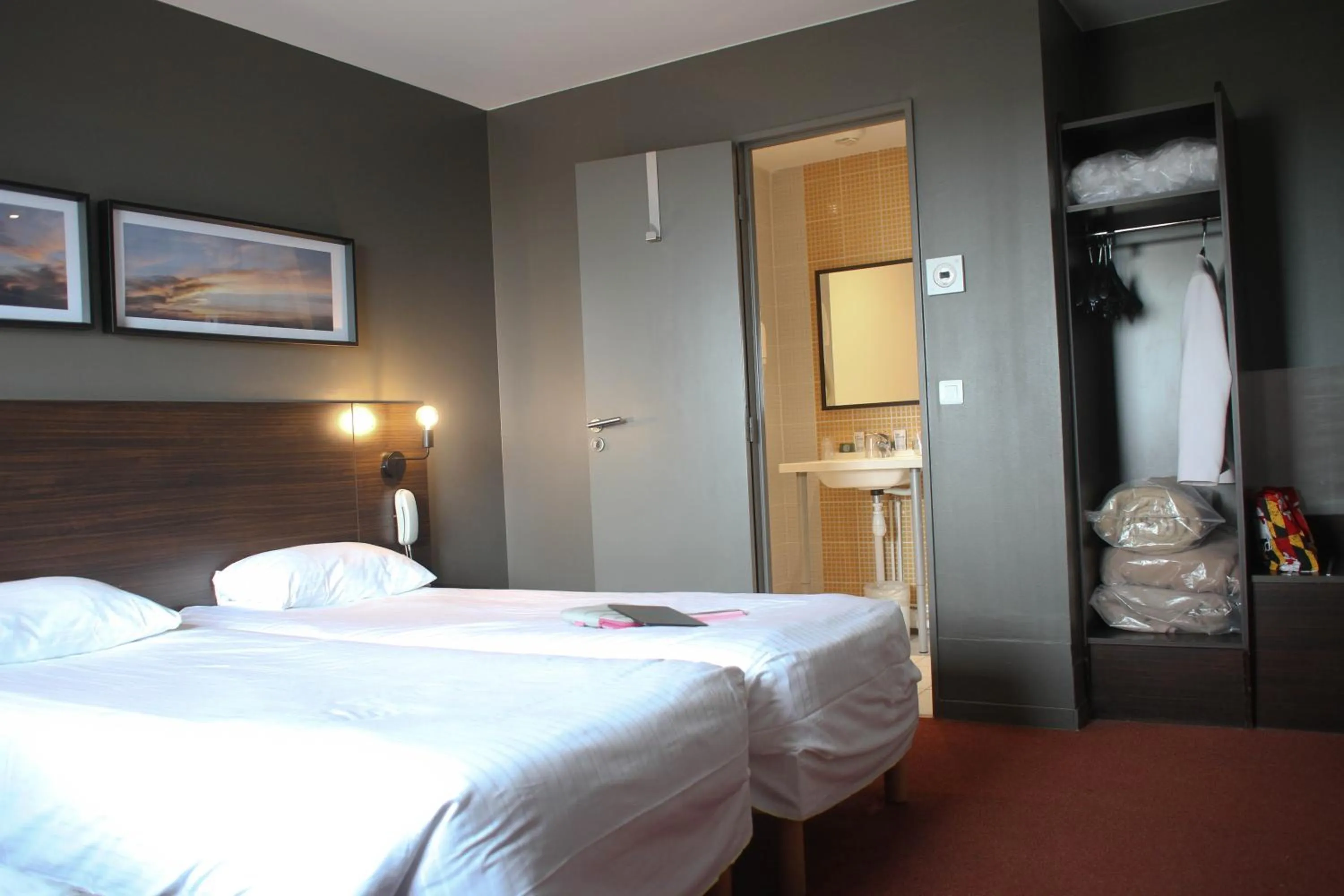 Triple Room in Orly Superior Hotel