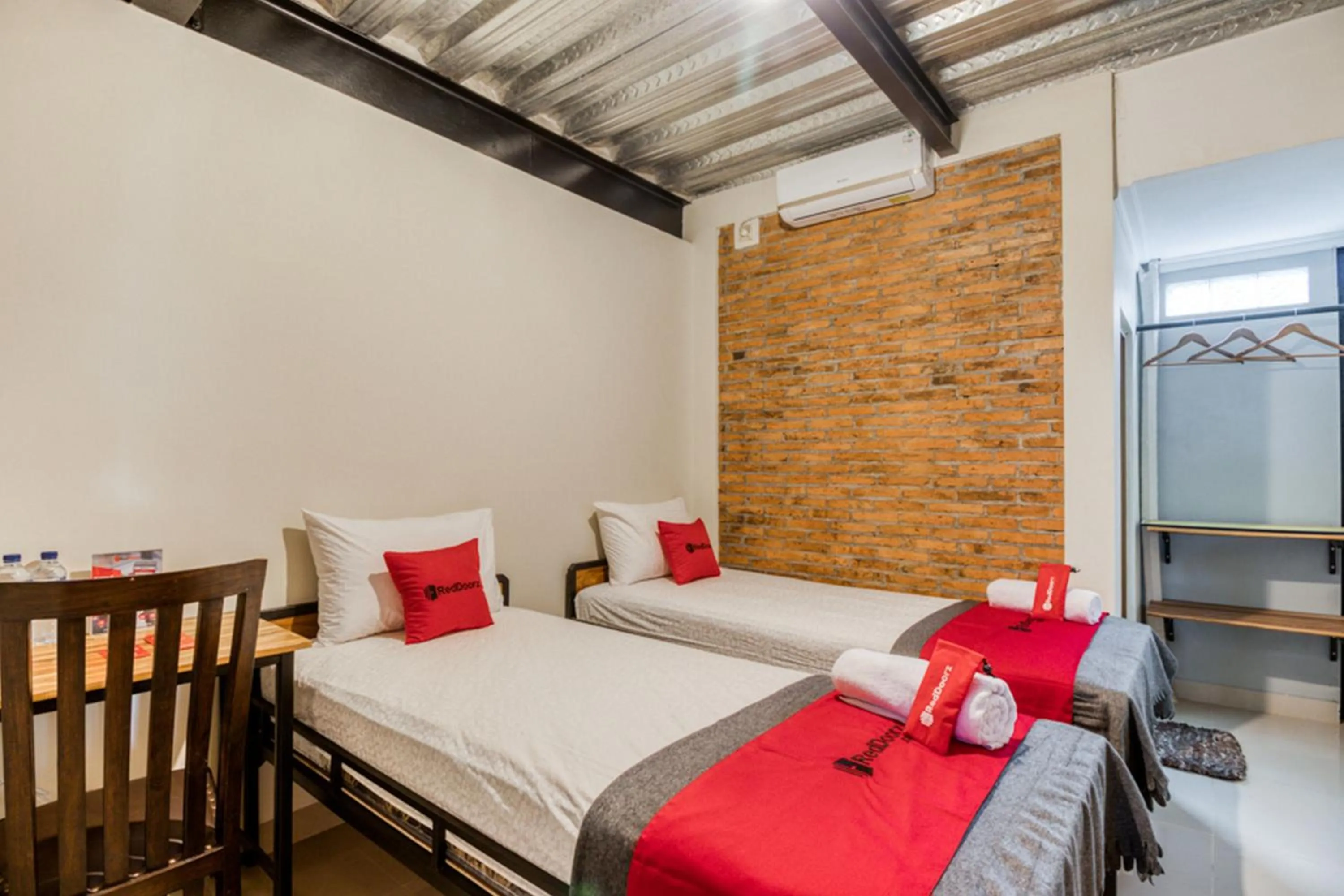 Twin Room in RedDoorz Syariah @ Babadan Baru Jakal