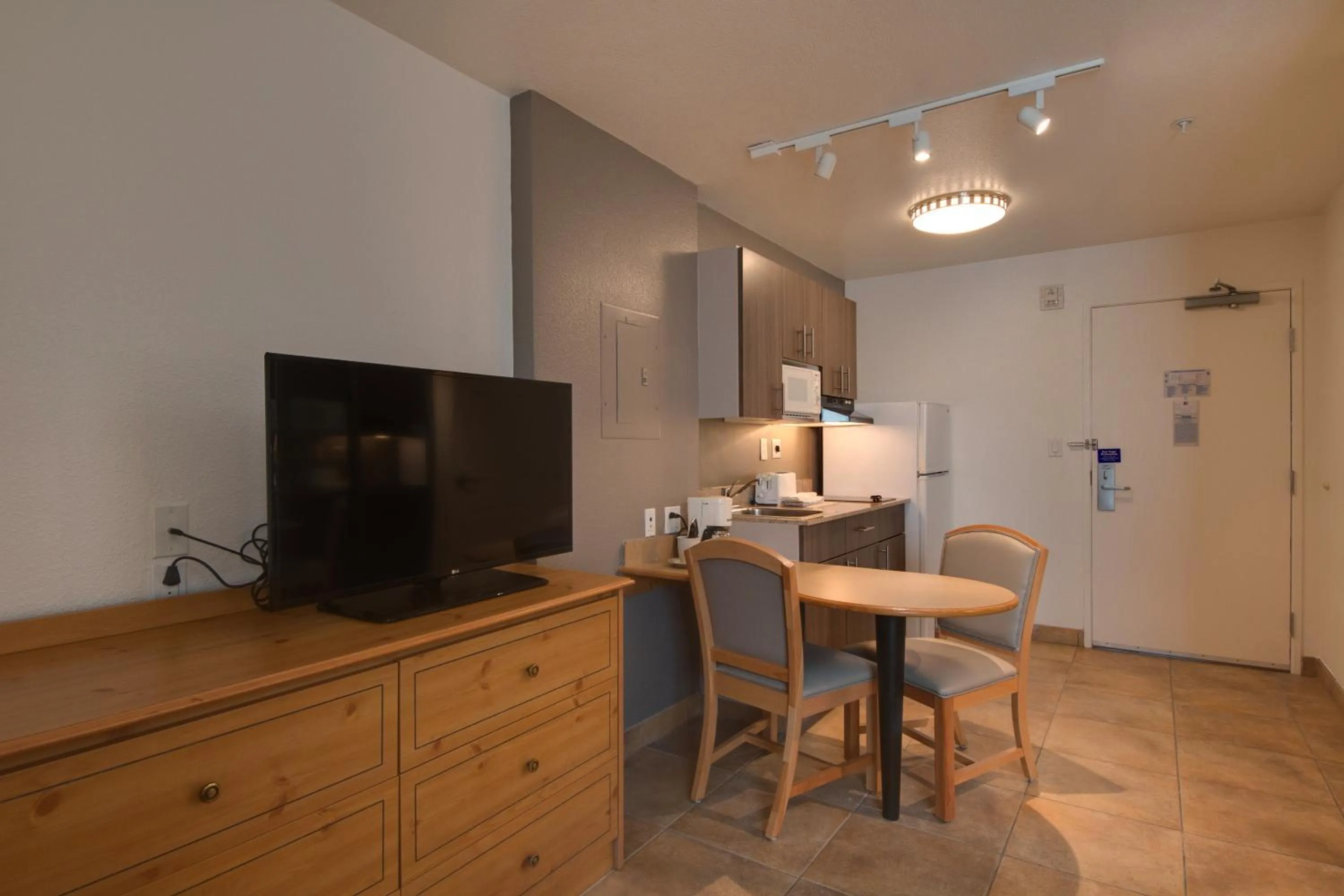 Deluxe Queen Room - Non-Smoking in Studio 6-Brownsville, TX