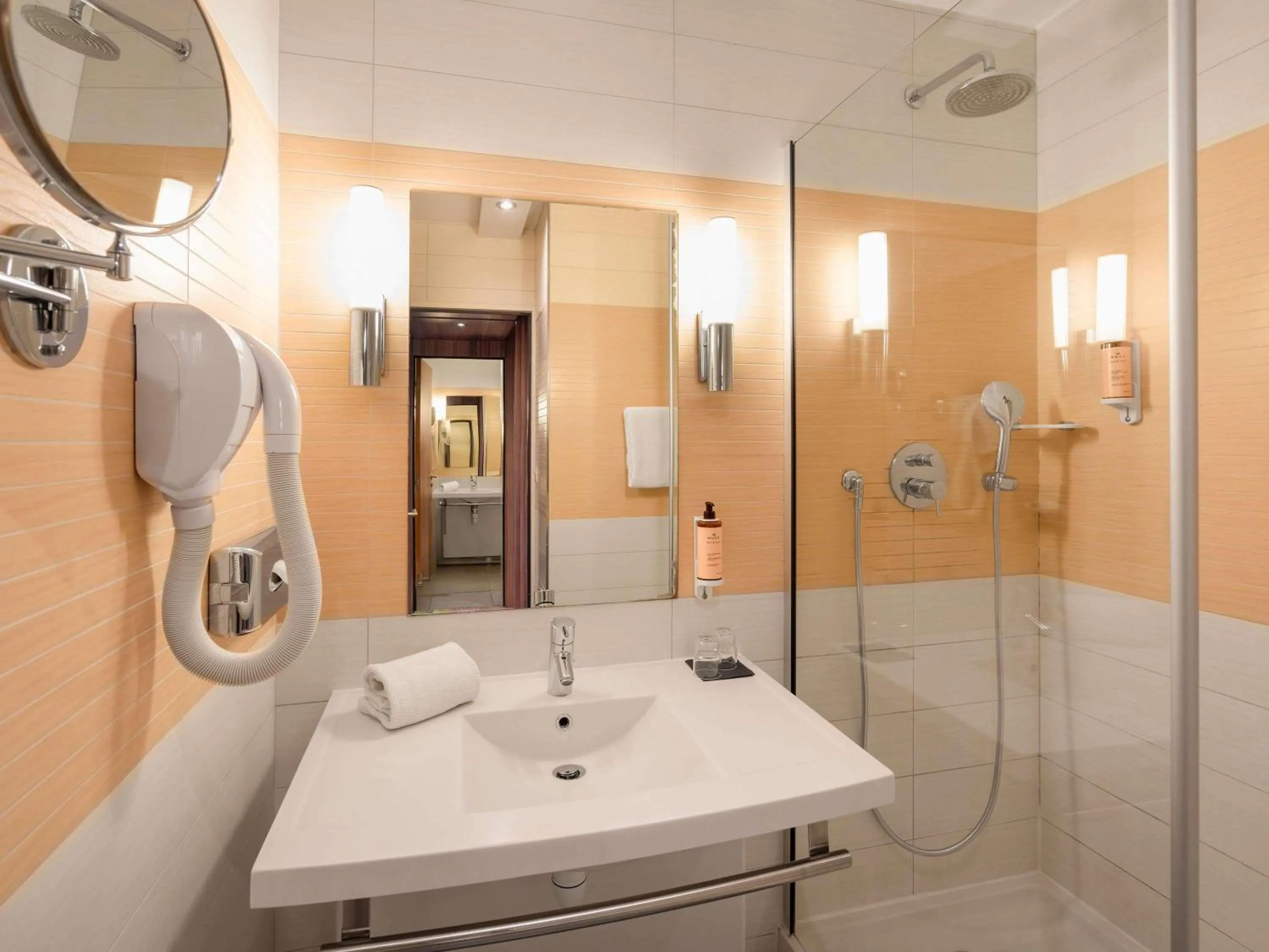 Standard Double Room with Disability Access in Mercure Libourne Saint Emilion