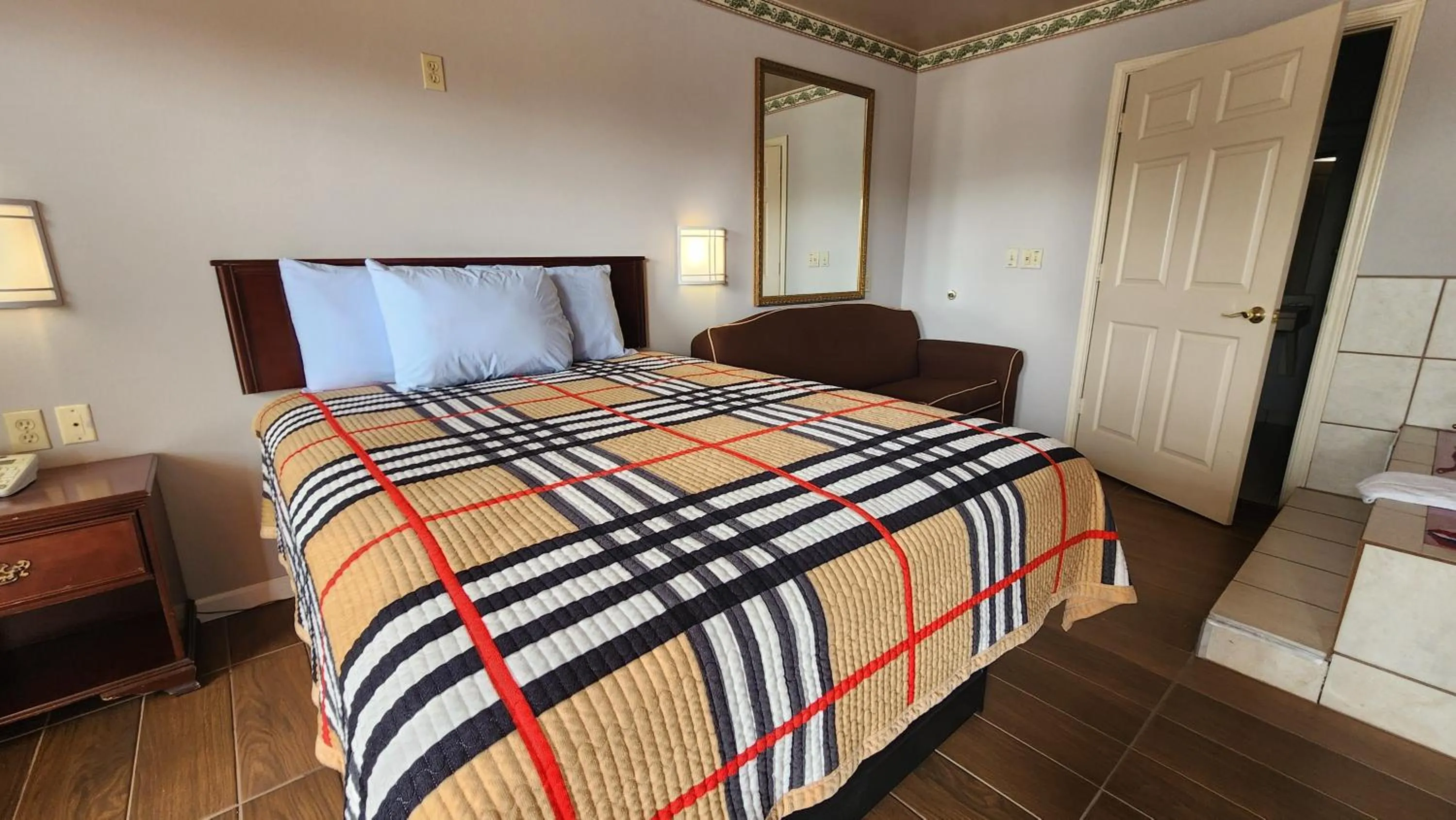 1 Suite King Bed Smoking Jacuzzi Tub in Benbrook Inn & Suites