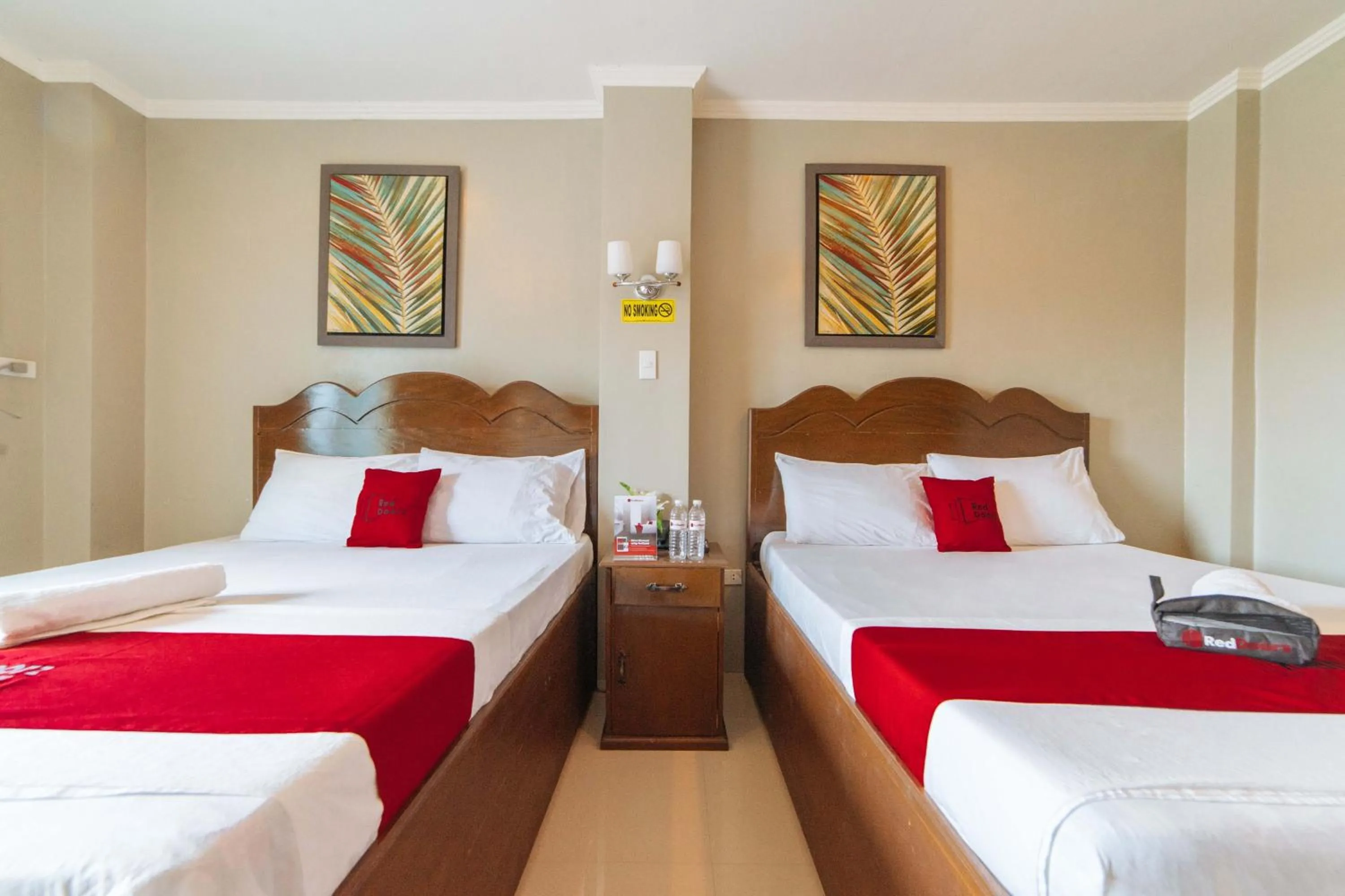 Deluxe Room in RedDoorz @ Old Buswang Road