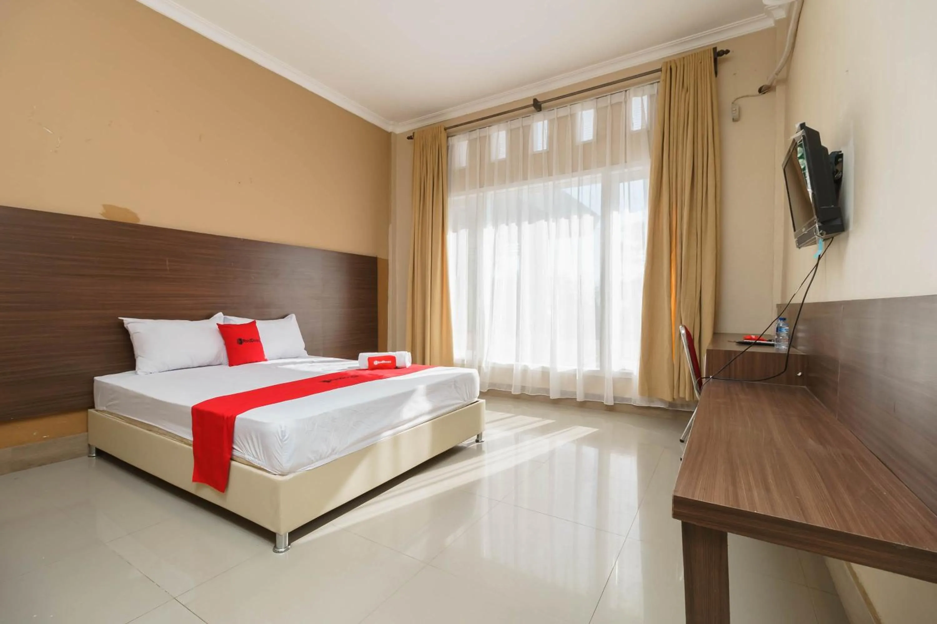 Deluxe Room in RedDoorz Syariah At Hotel Putri Gading Bengkulu