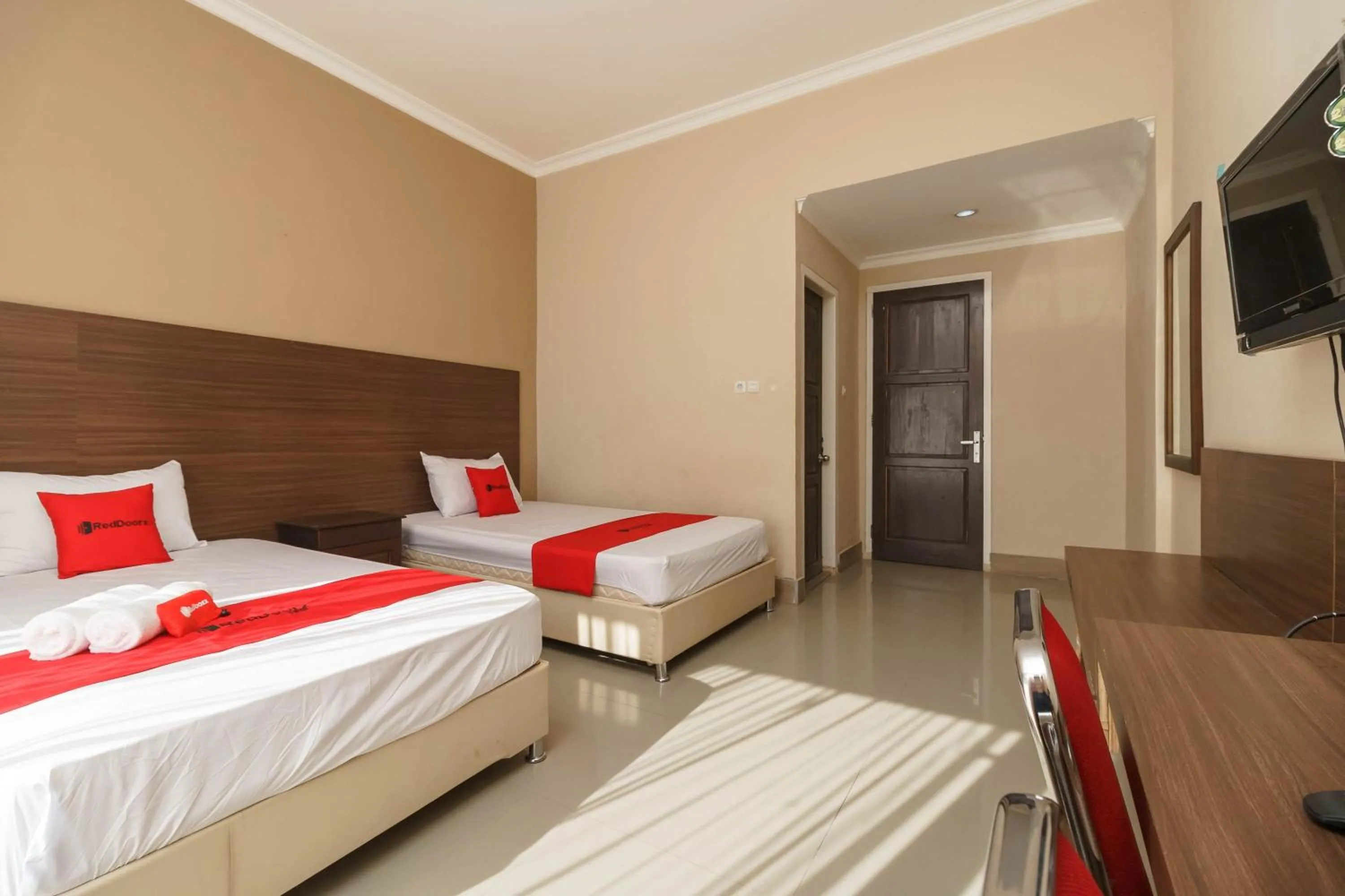 Deluxe Twin Room in RedDoorz Syariah At Hotel Putri Gading Bengkulu
